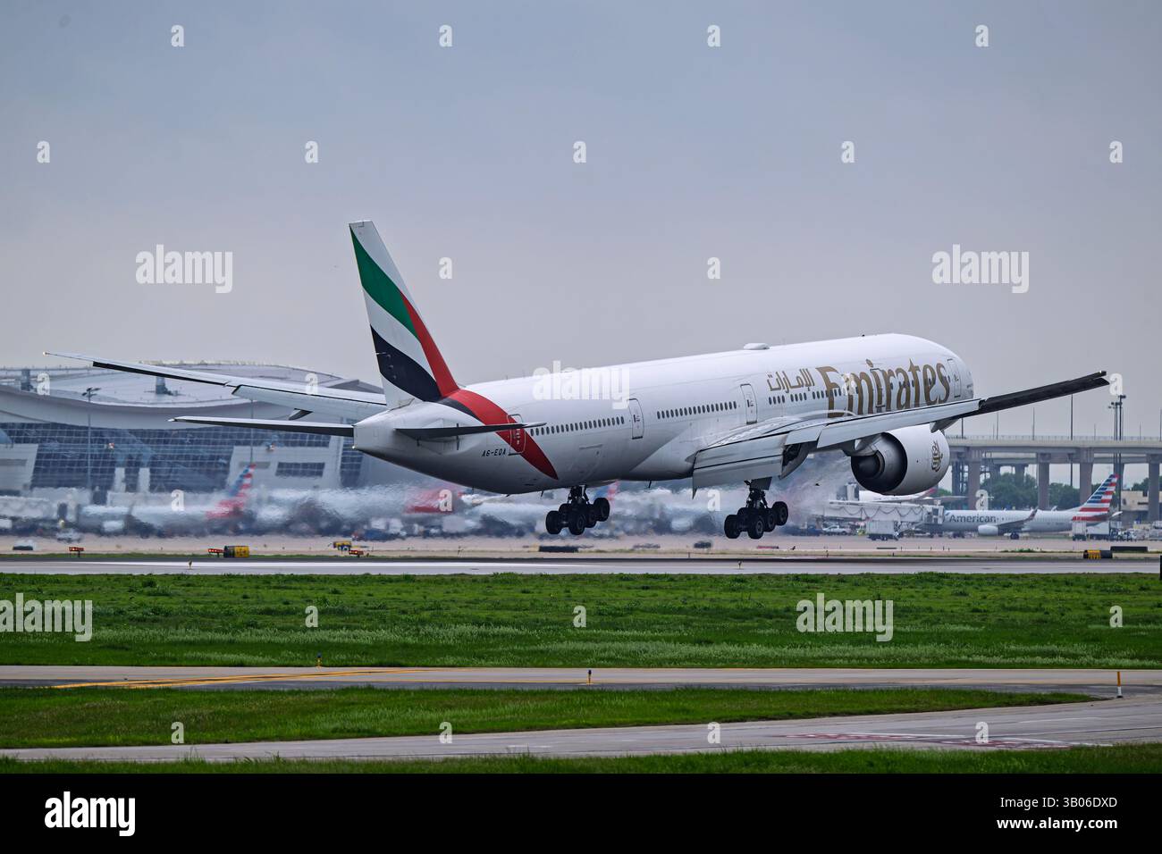 DFW International Airport 4-20-2025 Grapevine TX USA Emirates Airlines Boeing 777-300 A6-EQA Ankunft am DFW Intl Airport am Ostermorgen Stockfoto