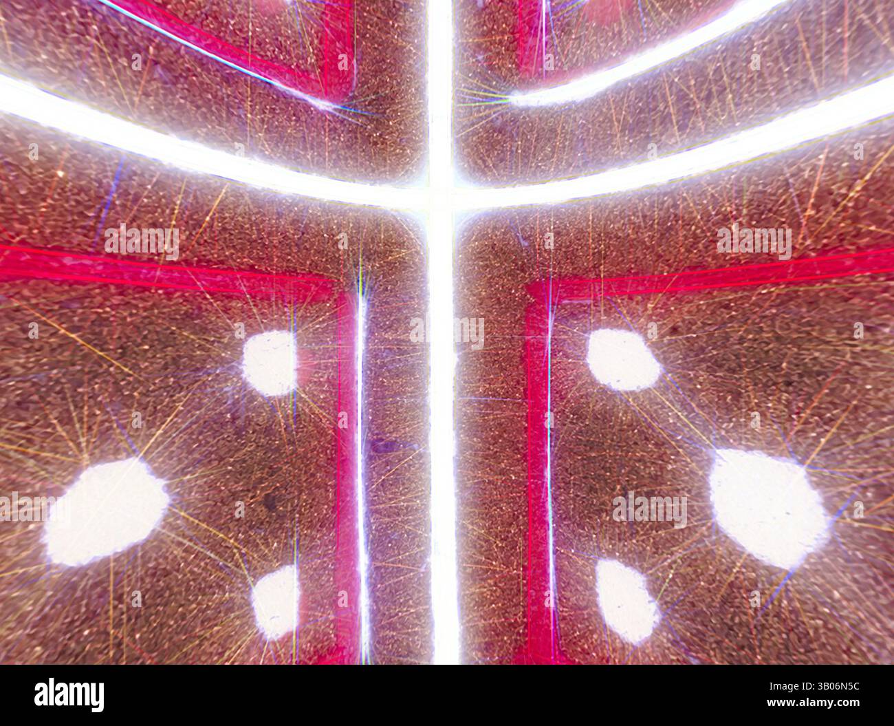 Nahaufnahme einer strukturierten Oberfläche mit einem lebhaften Zusammenspiel von Licht und geometrischen Mustern, hervorgehoben durch scharfe Kontraste und komplizierte Details. Die zentrale kreuzförmige Formation bildet einen auffälligen Mittelpunkt, der das dynamische visuelle Erlebnis noch intensiver macht. Das kreisförmige Design mit symmetrischem Muster, das in vier Abschnitte unterteilt ist, die jeweils mit einer Mischung aus weichen Texturen und lebendigen Konturen verziert sind, sorgt für einen optisch eindrucksvollen Kontrast. Klassische Kunst mit modernem Touch, neu interpretiert von Artotop, transformiertes Mediæval Ornament, Klassische Kunst mit modernem Touch, neu interpretiert von Artotop Stockfoto