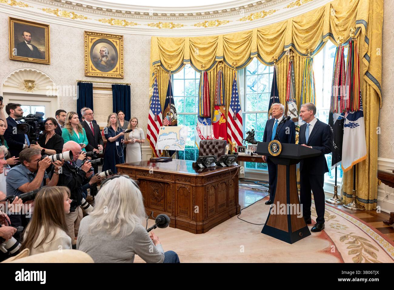 Washington, Usa. April 2025. Der Vorsitzende der Sicherheits- und Börsenkommission Paul Atkins, richtig, hält Bemerkungen, als U.. US-Präsident Donald Trump, links, schaut nach der Vereidigung im Oval Office of the White House, 22. April 2025 in Washington, DC, nach. Credit: Molly Riley/White House Photo/Alamy Live News Stockfoto