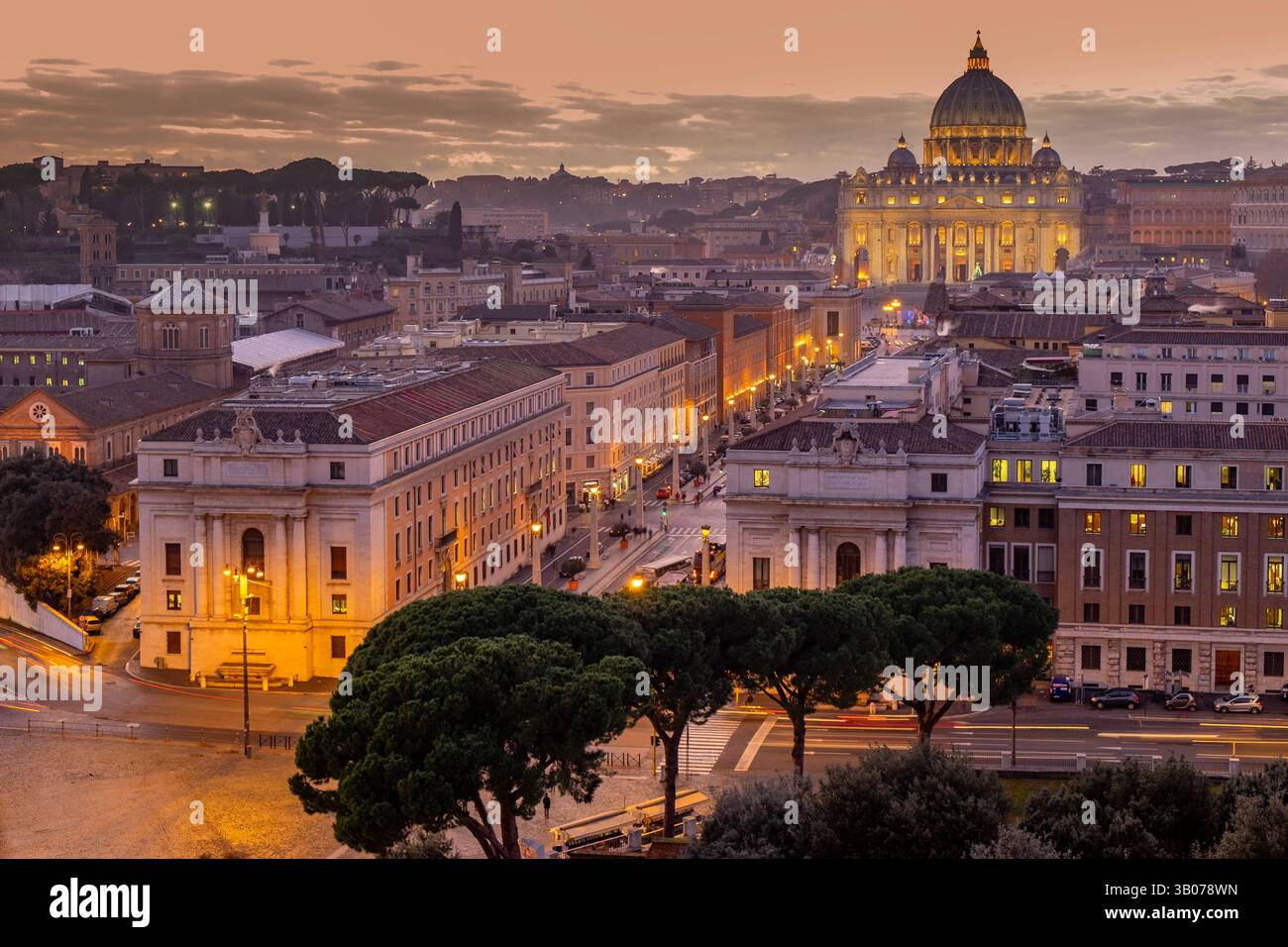 Via della Conciliazione: Straße der Versöhnung und im Hintergrund der Petersplatz. Vatikanstadt. Stockfoto