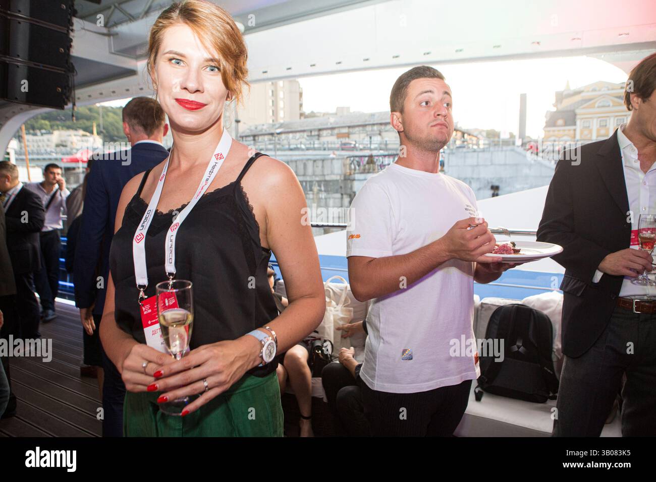 Junge Dame bei einer Cocktailveranstaltung bei der Kraftstoffindustrie in Kiew im September 2019 an Bord eines Silver Wave Schiffes auf dem Fluss Dnepr in der Nähe des Fairmont Hotels Stockfoto