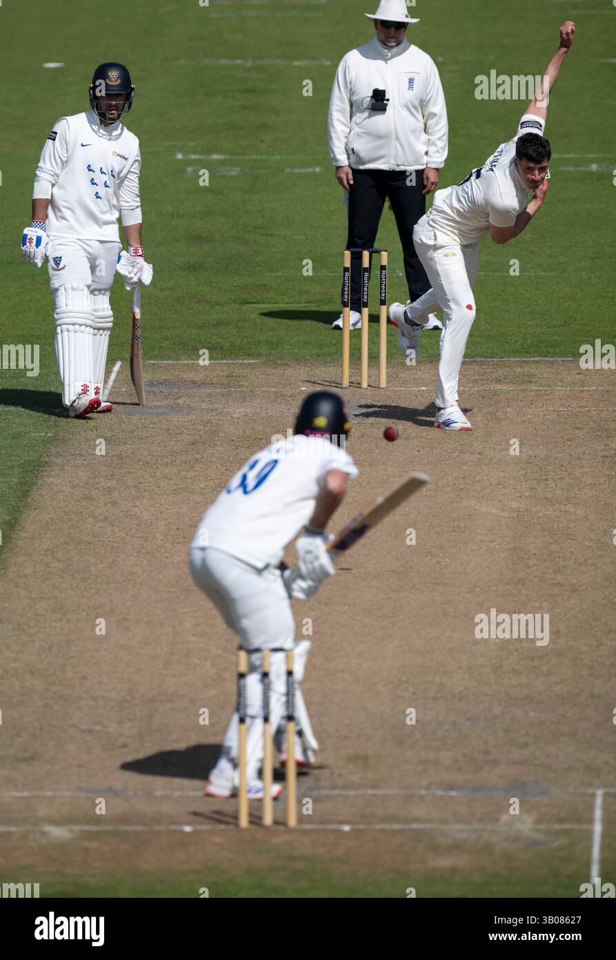 Sussex gegen Surrey - Rothesay County Championship HOVE, ENGLAND - 19. APRIL: Matthew Fisher of Surrey Bowling an Tom Haines aus Sussex gegen Sur Stockfoto