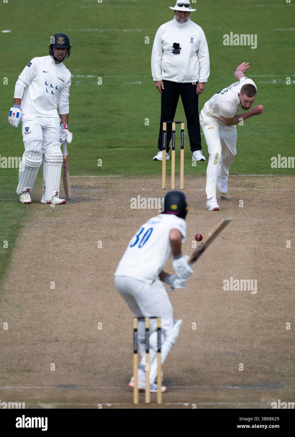 Sussex gegen Surrey – Rothesay County Championship HOVE, ENGLAND – 19. APRIL: Gus Atkinson aus Surrey Bowling gegen James Coles aus Sussex gegen SURR Stockfoto