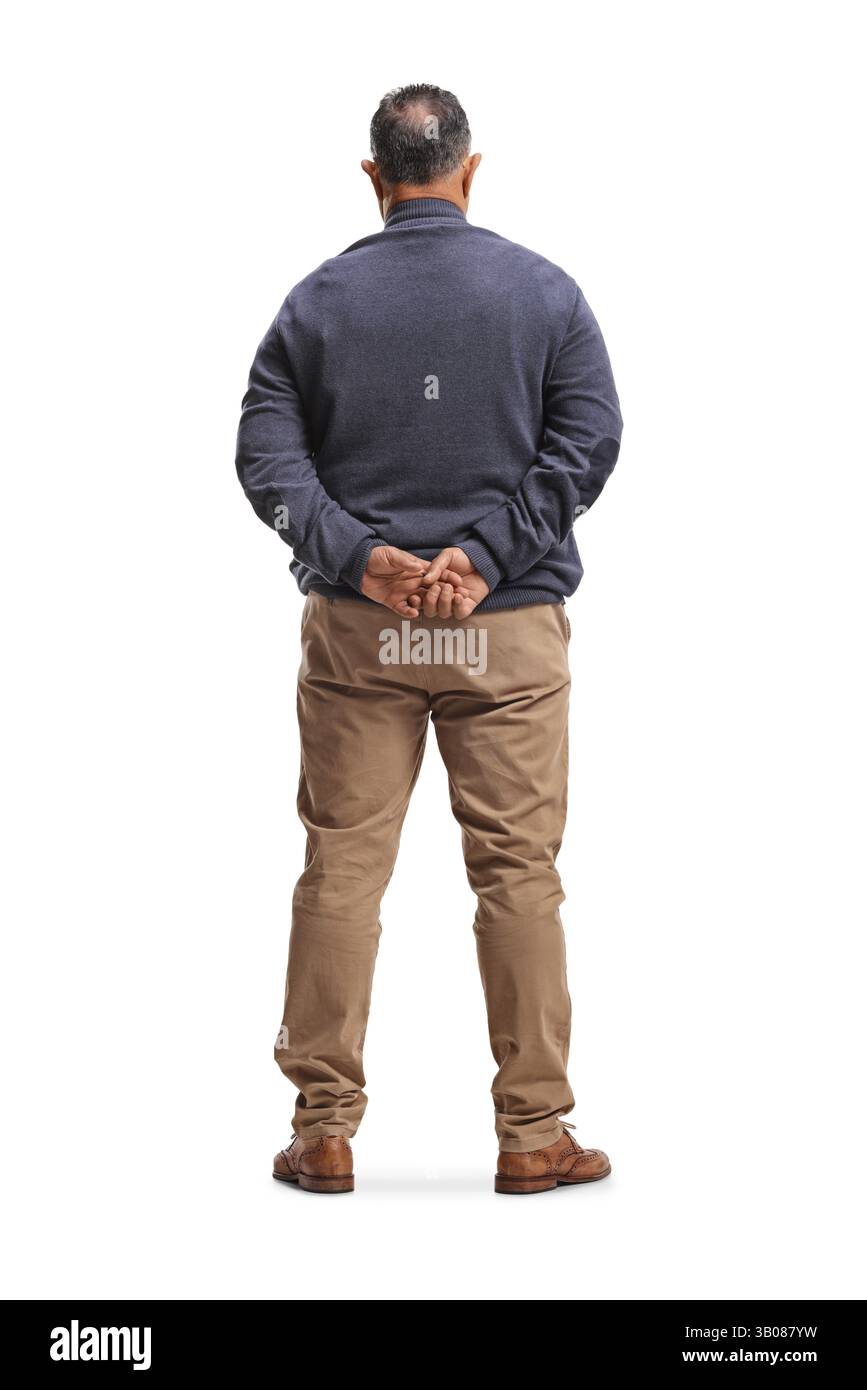 Rückansicht eines Mannes, der mit Armen hinter dem Rücken auf weißem Hintergrund steht Stockfoto