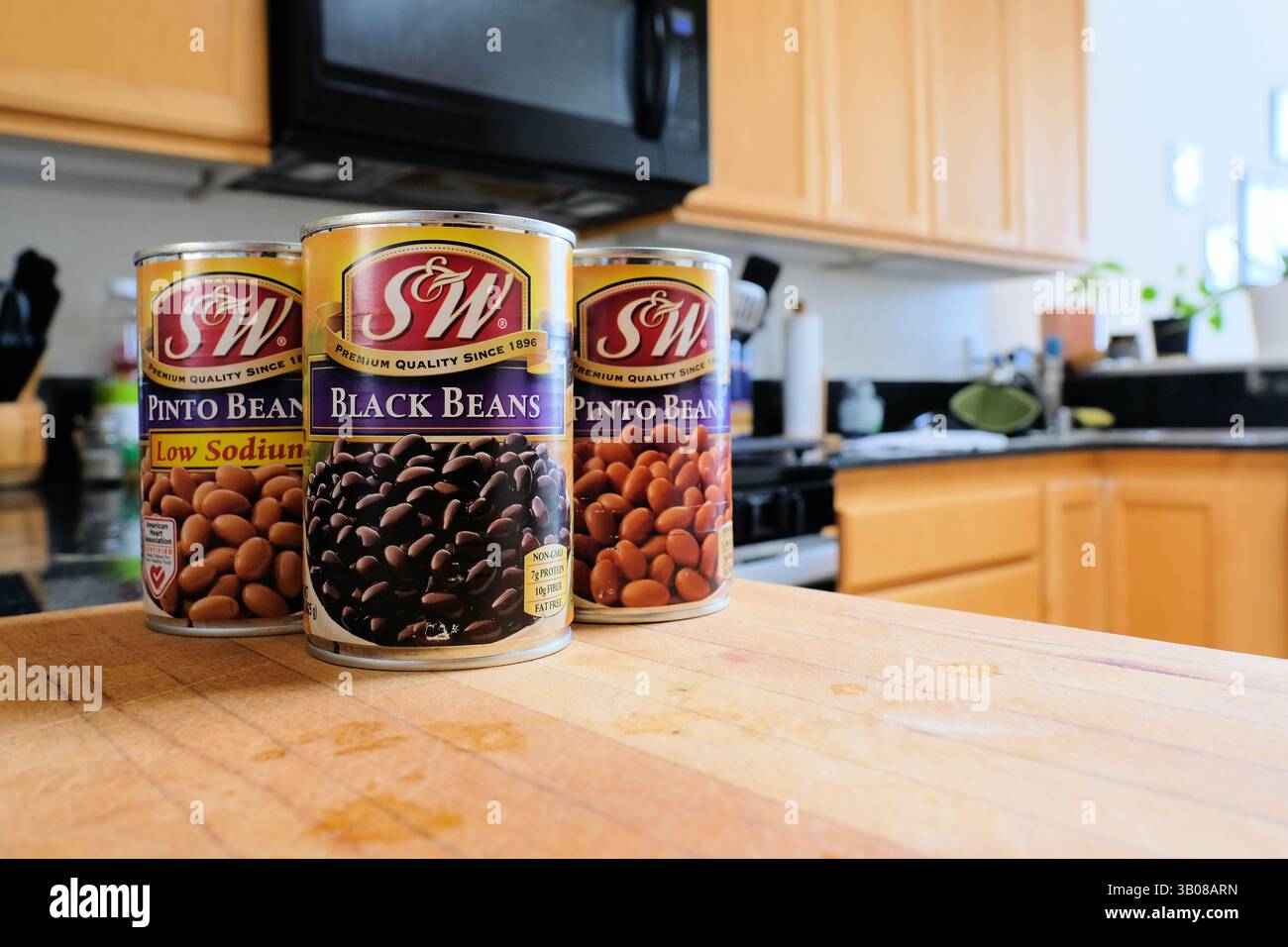 Verschiedene Dosendosen mit S&W Dosenbohnen auf einer Küchentheke; Pinto-, schwarze und natriumarme Bohnen; Verteilung durch Del Monte Food; Schwarze Bohnen. Stockfoto