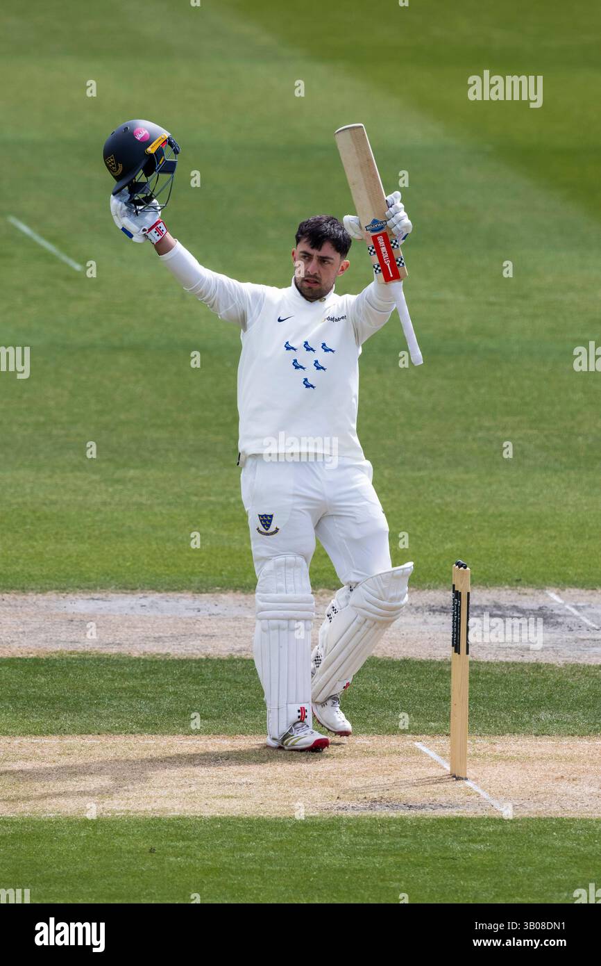 Sussex V Surrey - Rothesay County Championship HOVE, ENGLAND - 19. APRIL: Tom Haines aus Sussex erreicht sein Jahrhundert, sein zweites Jahrhundert in dieser Saison Stockfoto