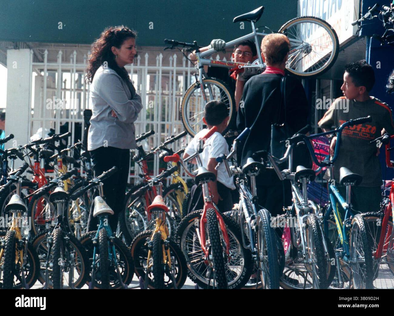 DEZEMBER 2010 - BOGOTA KOLUMBIEN - BOGOTA 29-01-01 LOS ALMACENES DE BICICLETAS ESPERAN VENDER EN ESTA SEMANA UN NUMERO MAYOR DE BICICLETAS, . AUNQUE LA ALCALDIA HA PEDIDO NO HACER DE HOY UN DIA PARA LA BICICLETA, MUCHOS COMPRARON EL APARATO PARA MOVILIZARSE DURANTE LA VEDA IMPUESTA A LOS CARRROS PARTICARES. (Kreditbild: © El Tiempo/GDA/ZUMAPRESS.com) Stockfoto