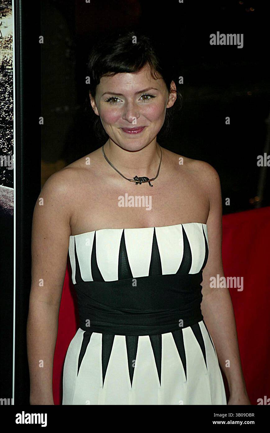 Dezember 2002 - New York, New York, USA - K27939HMC . DER HERR DER RINGE DIE ZWEI TÜRME PREMIERE. AM ZIEGFELD THEATRE IN NEW YORK NEW YORK.12.05.2002. / 2002..EMILIANA TORRINI(Kreditbild: © Henry McGee/Globe Photos/ZUMAPRESS.com) Stockfoto