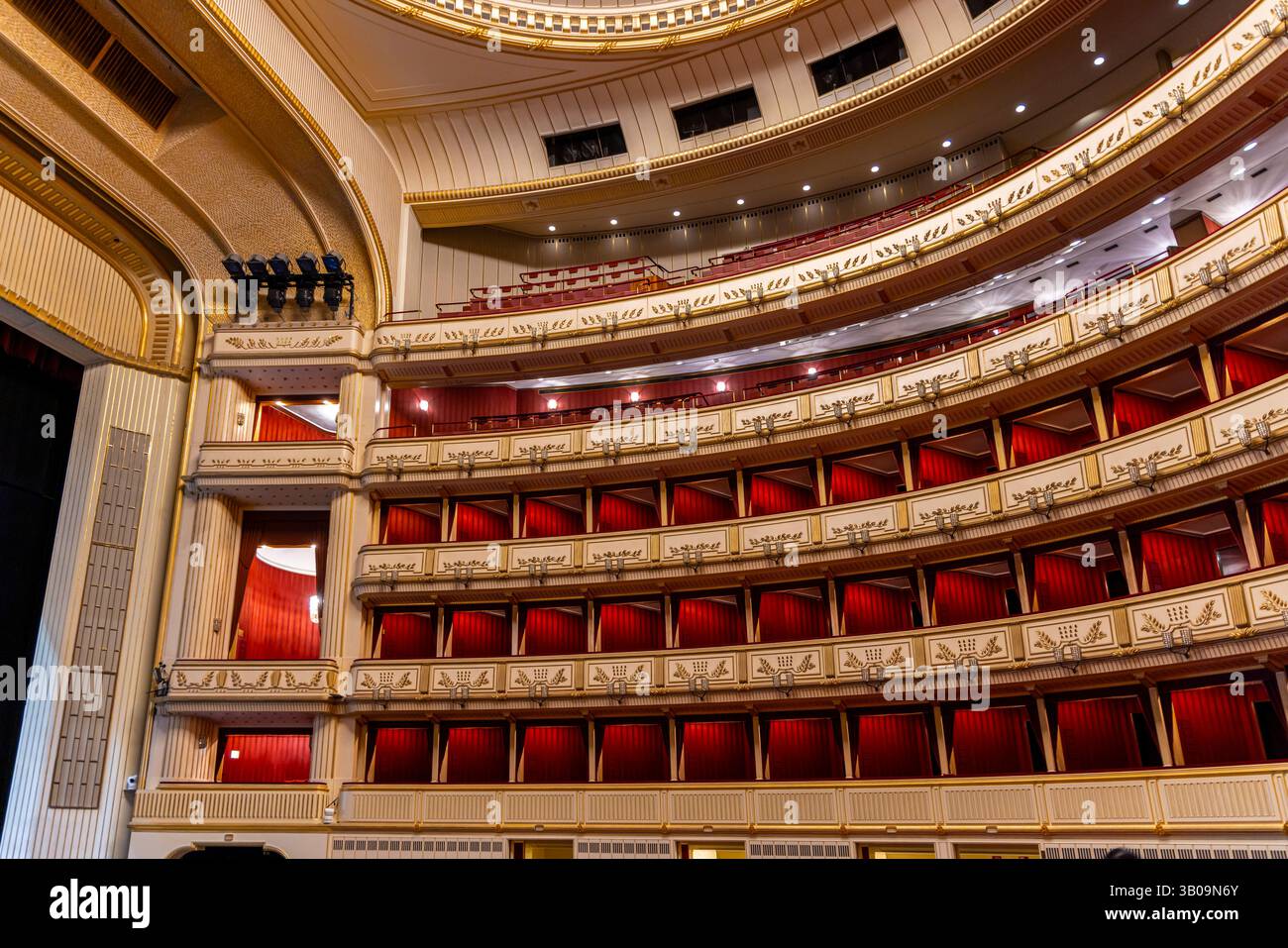 Wien, Österreich - 8. September 2024: Innenraum der Wiener Staatsoper in Wien in Österreich Stockfoto