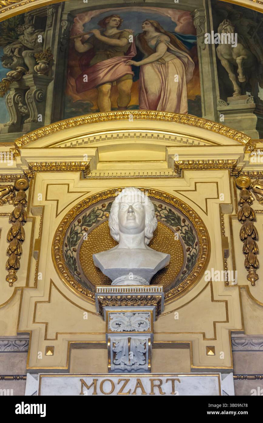 Wien, Österreich - 8. September 2024: Büste des Komponisten und Dirigenten Mozart in der Wiener Staatsoper in Wien Stockfoto