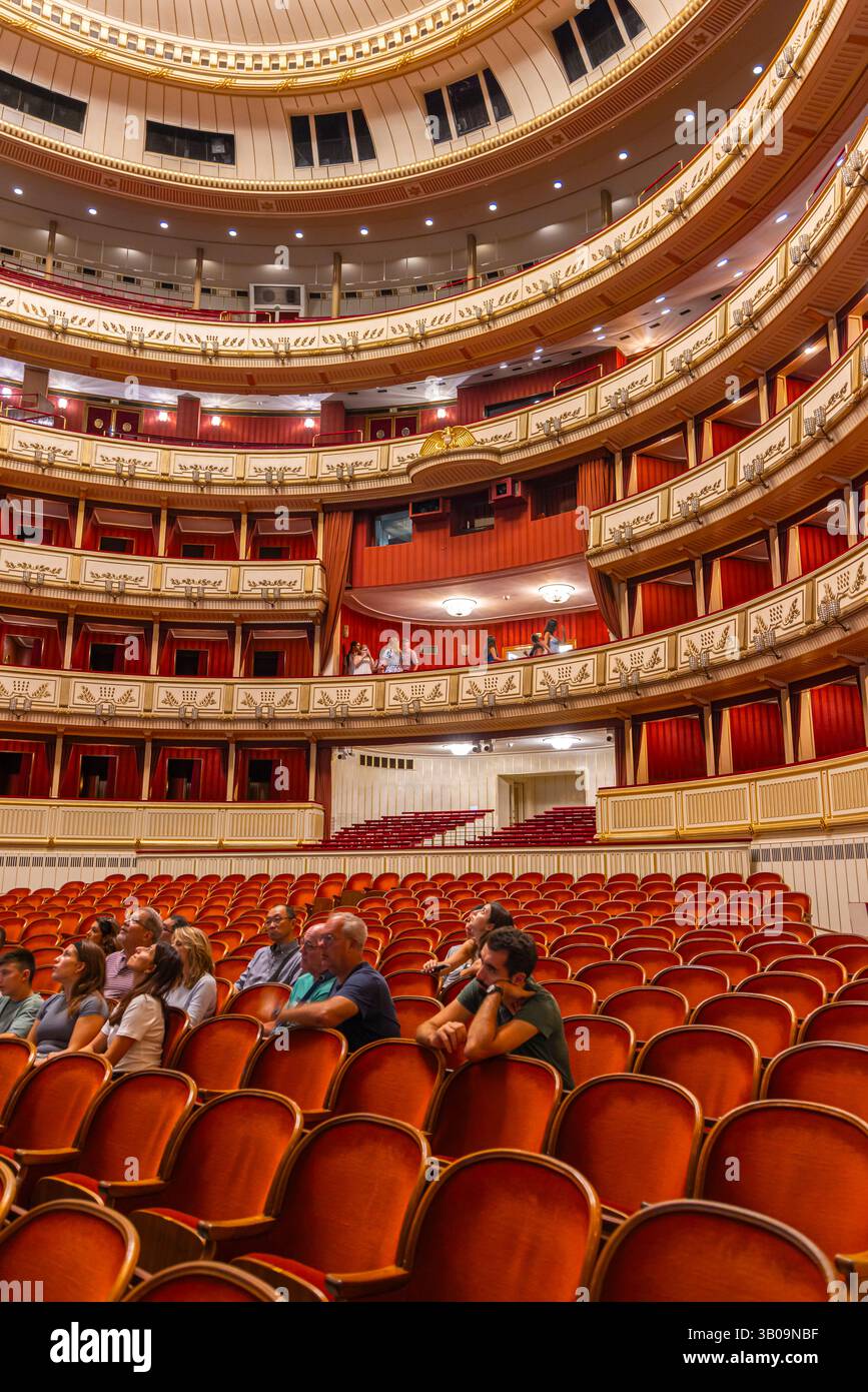 Wien, Österreich - 8. September 2024: Innenraum der Wiener Staatsoper in Wien in Österreich Stockfoto