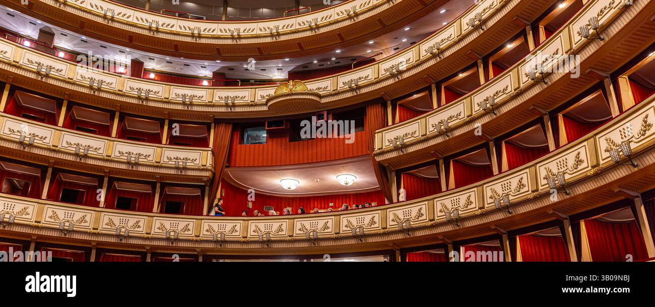 Wien, Österreich - 8. September 2024: Innenraum der Wiener Staatsoper in Wien in Österreich Stockfoto