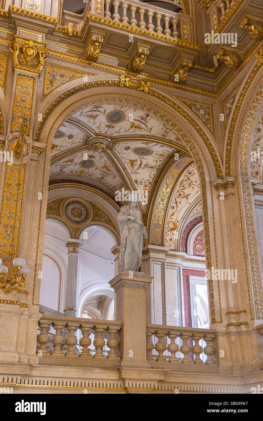 Wien, Österreich - 8. September 2024: Foyer und Loggia der Wiener Staatsoper in Wien in Österreich Stockfoto