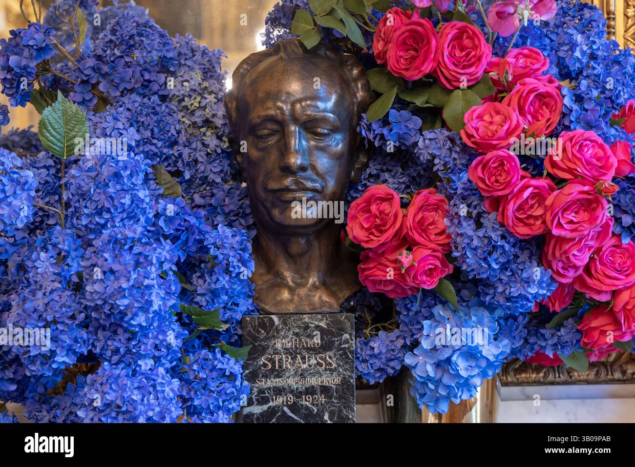 Wien, Österreich - 8. September 2024: Skulptur des Komponisten und Dirigenten Richard Strauss in der Wiener Staatsoper in Wien Stockfoto