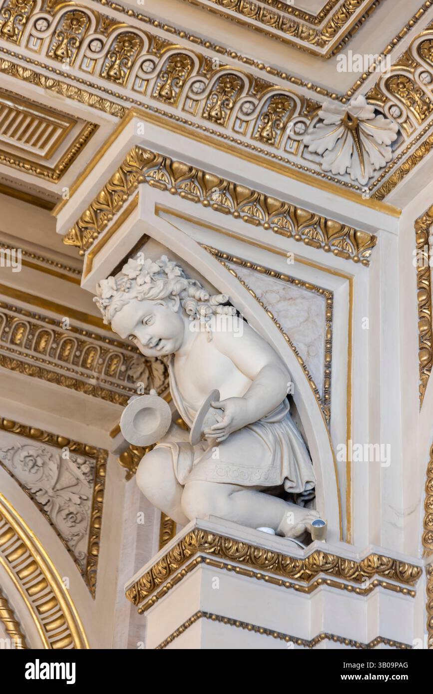 Wien, Österreich - 8. September 2024: Engelskulptur im Inneren der Wiener Staatsoper in Wien Stockfoto