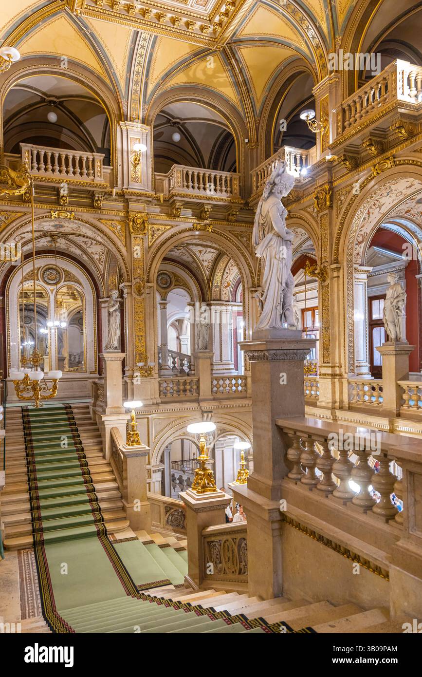 Wien, Österreich - 8. September 2024: Foyer und Loggia der Wiener Staatsoper in Wien in Österreich Stockfoto