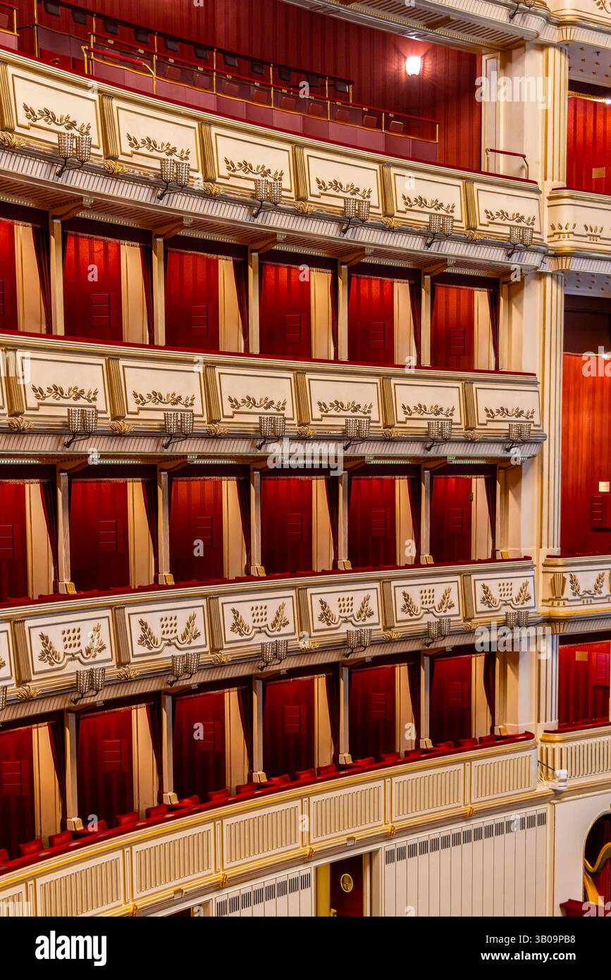 Wien, Österreich - 8. September 2024: Innenraum der Wiener Staatsoper in Wien in Österreich Stockfoto