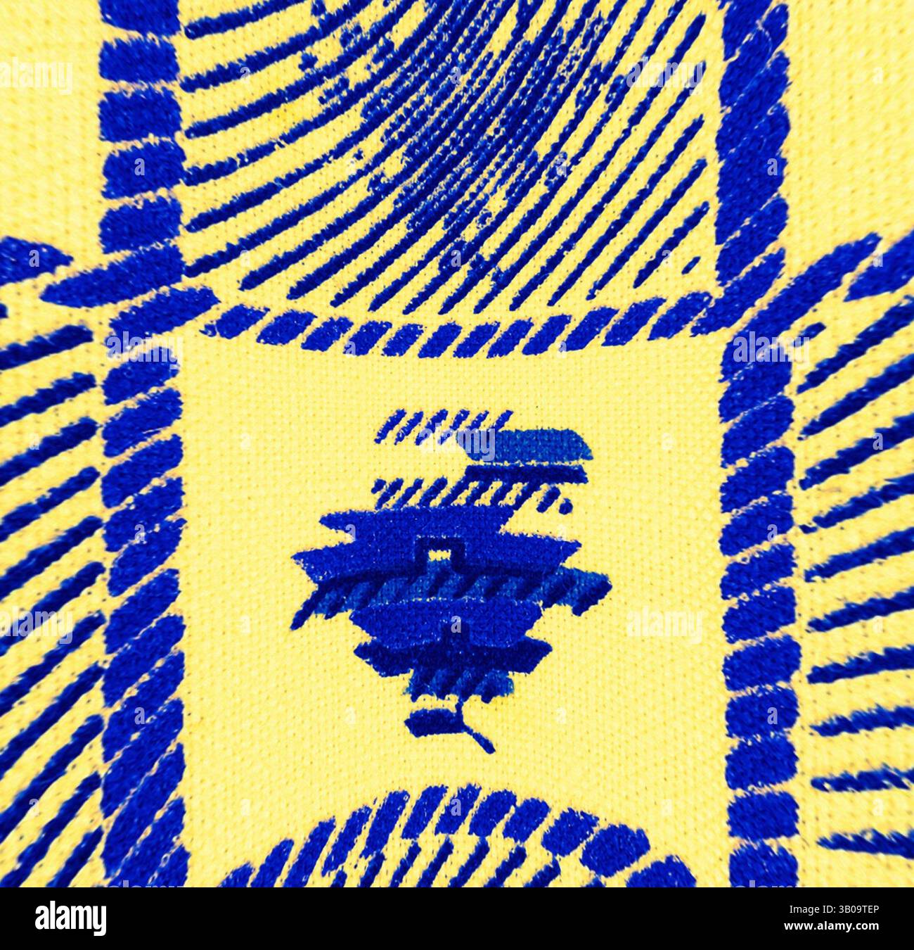 Ein lebhaftes Muster mit kräftigen blauen Mustern, die aufwändig in einen sonnigen gelben Hintergrund gewebt sind, schafft eine auffällige und auffällige visuelle Textur. Ein lebhaftes Muster mit kräftigen blauen Mustern auf einem hellgelben Hintergrund, angeordnet im Rasterformat mit strukturierten Linien und Formen, die visuelles Interesse erzeugen. Klassische Kunst mit einem modernen Twist von Artotop, transformierte französische Stoffe, erste Hälfte des 19. Jahrhunderts, klassische Kunst mit einem modernen Twist von Artotop Stockfoto