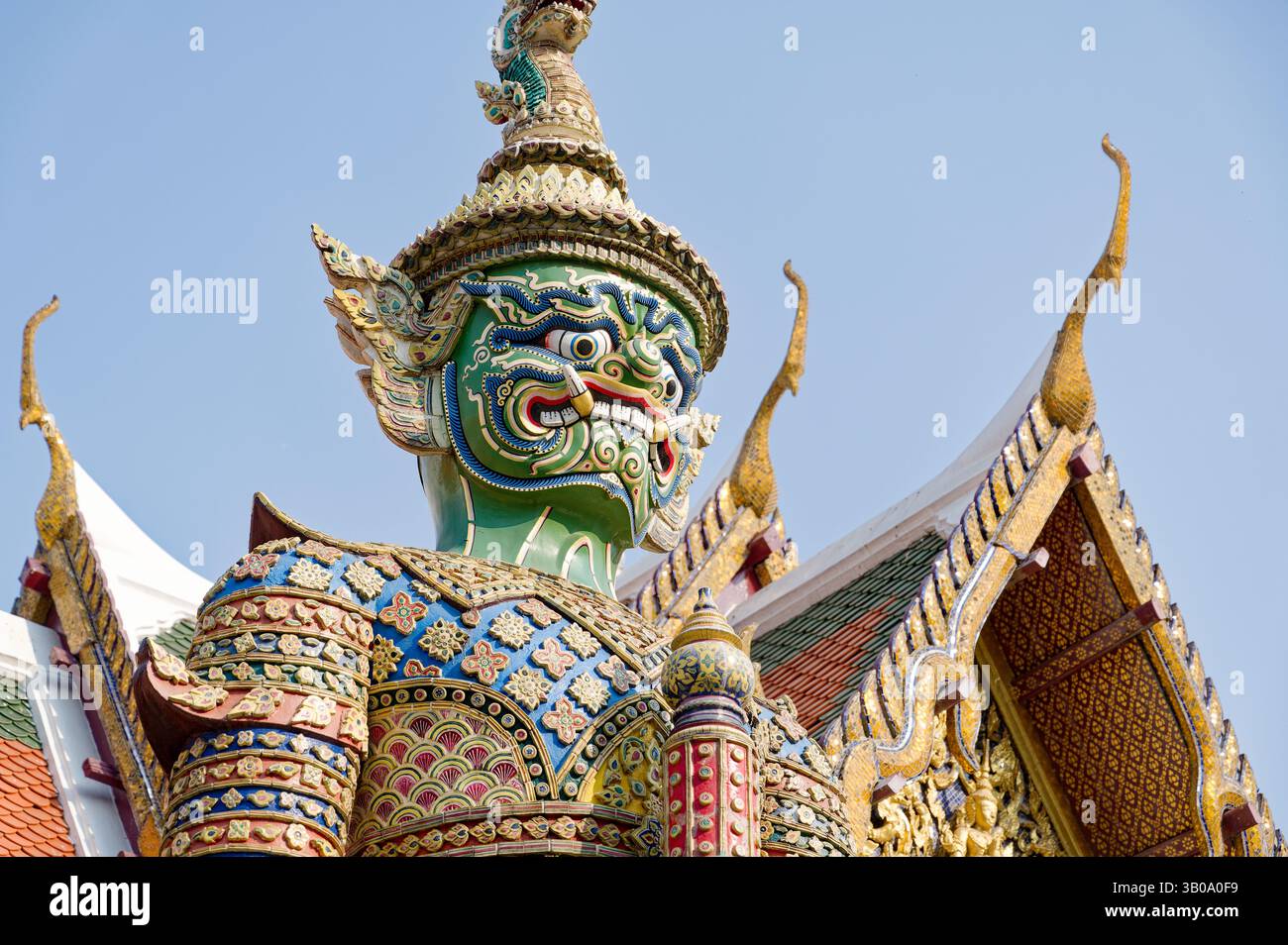 Die hoch aufragende Yaksha-Wächterstatue steht am Eingang des Großen Palastes Stockfoto