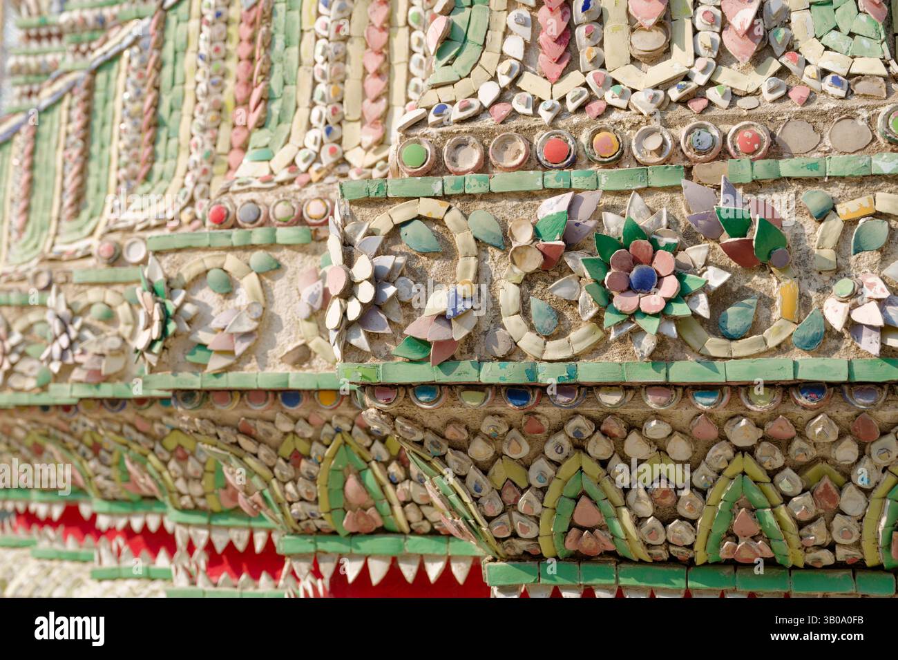 Komplexe Mosaikdetails aus farbigem Porzellan und Keramik zieren eine Tempelwand Stockfoto