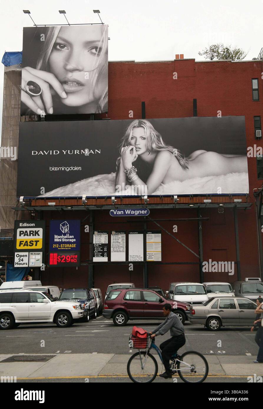 25. September 2006 - New York, New York, USA - KATE MOSS REKLAMETAFEL FÜR DAVID YURMAN JEWELRY IN DER GREAT JONES STREET UND LAFAYETTE IN NEW YORK New YORK AM 24. September 2006. / 2006.K49979HMC(Bild: © Henry McGee/Globe Photos/ZUMAPRESS.com) Stockfoto