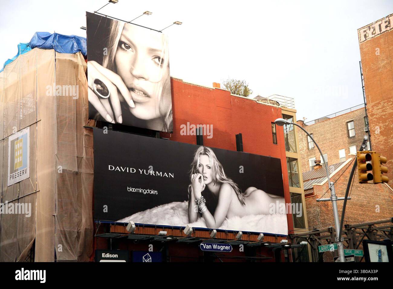 25. September 2006 - New York, New York, USA - KATE MOSS REKLAMETAFEL FÜR DAVID YURMAN JEWELRY IN DER GREAT JONES STREET UND LAFAYETTE IN NEW YORK New YORK AM 24. September 2006. / 2006.K49979HMC(Bild: © Henry McGee/Globe Photos/ZUMAPRESS.com) Stockfoto