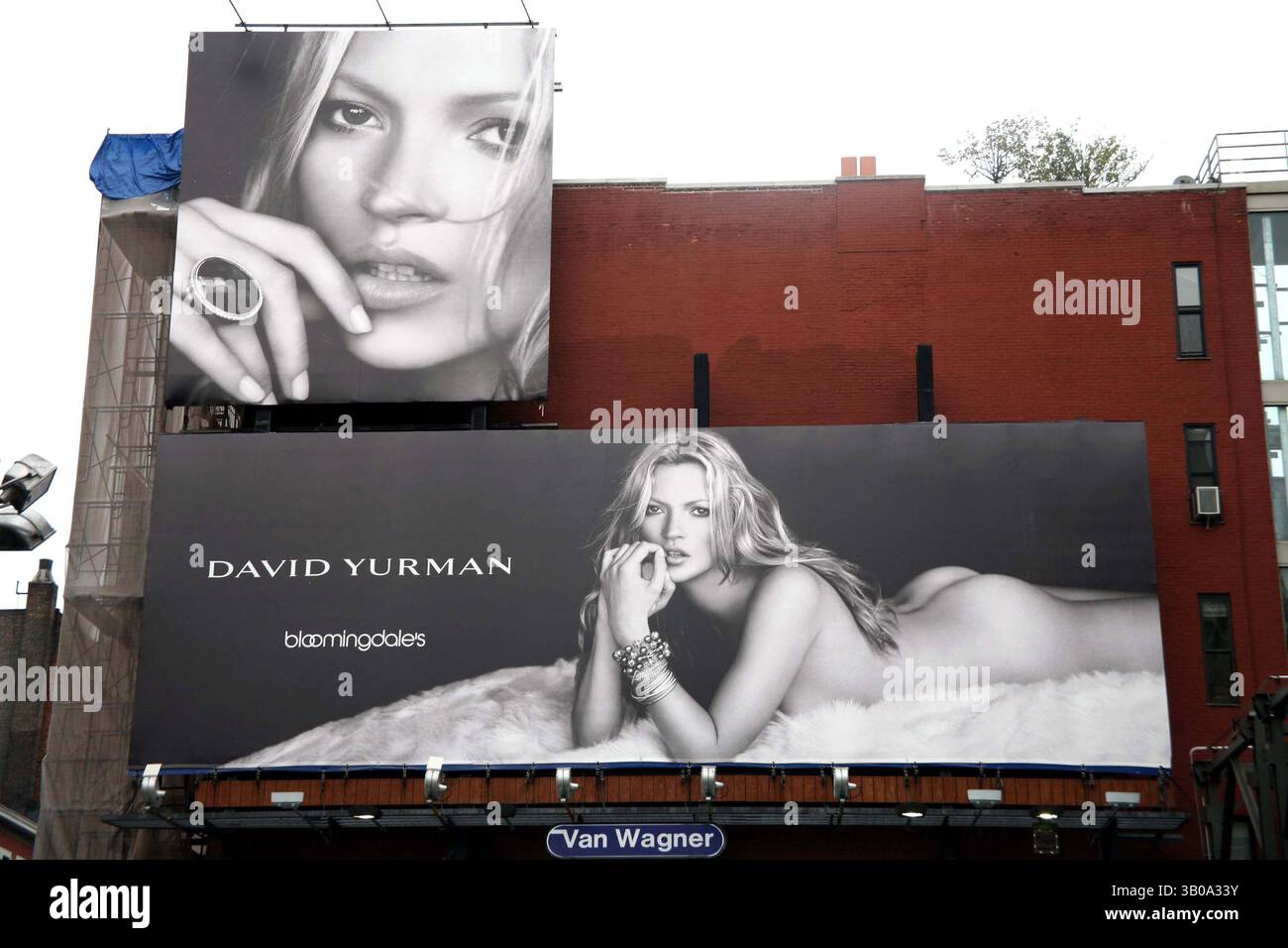 25. September 2006 - New York, New York, USA - KATE MOSS REKLAMETAFEL FÜR DAVID YURMAN JEWELRY IN DER GREAT JONES STREET UND LAFAYETTE IN NEW YORK New YORK AM 24. September 2006. / 2006.K49979HMC(Bild: © Henry McGee/Globe Photos/ZUMAPRESS.com) Stockfoto