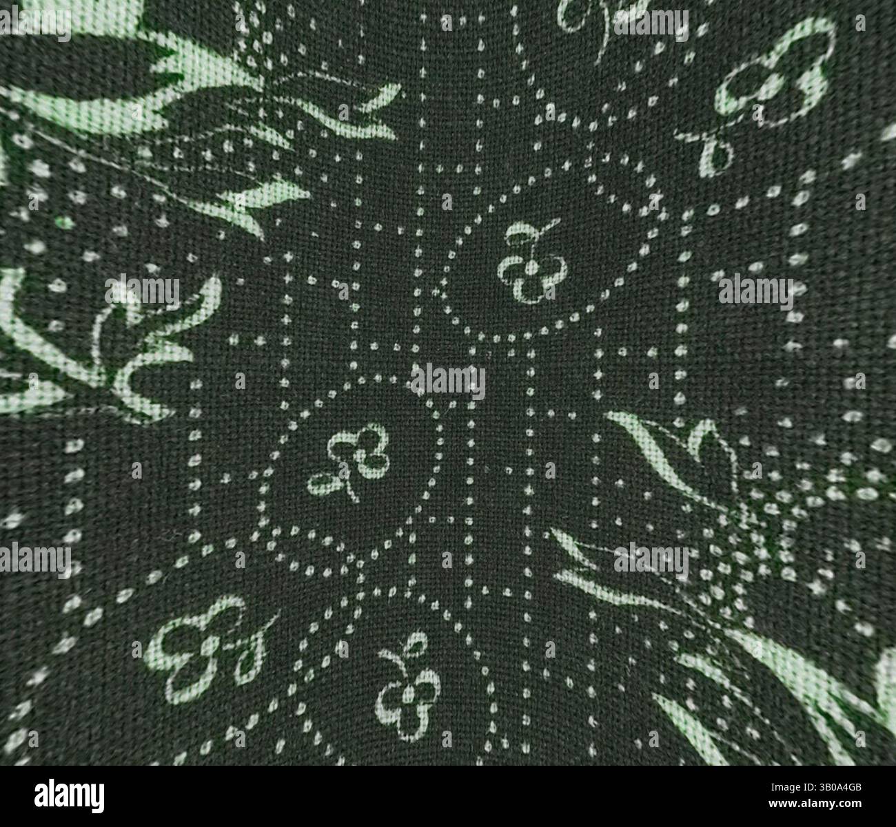 Ein detailliertes Stoffmuster mit floralen Motiven und zarten gepunkteten Motiven in einem komplizierten, sich wiederholenden Layout. Ein kreisförmiges Muster mit zarten floralen Motiven in Grüntönen vor dunklem Hintergrund, begleitet von subtilen geometrischen Formen, die Tiefe und Textur verleihen. Klassische Kunst mit einem modernen Twist von Artotop, transformierte französische Stoffe, erste Hälfte des 19. Jahrhunderts, klassische Kunst mit einem modernen Twist von Artotop Stockfoto