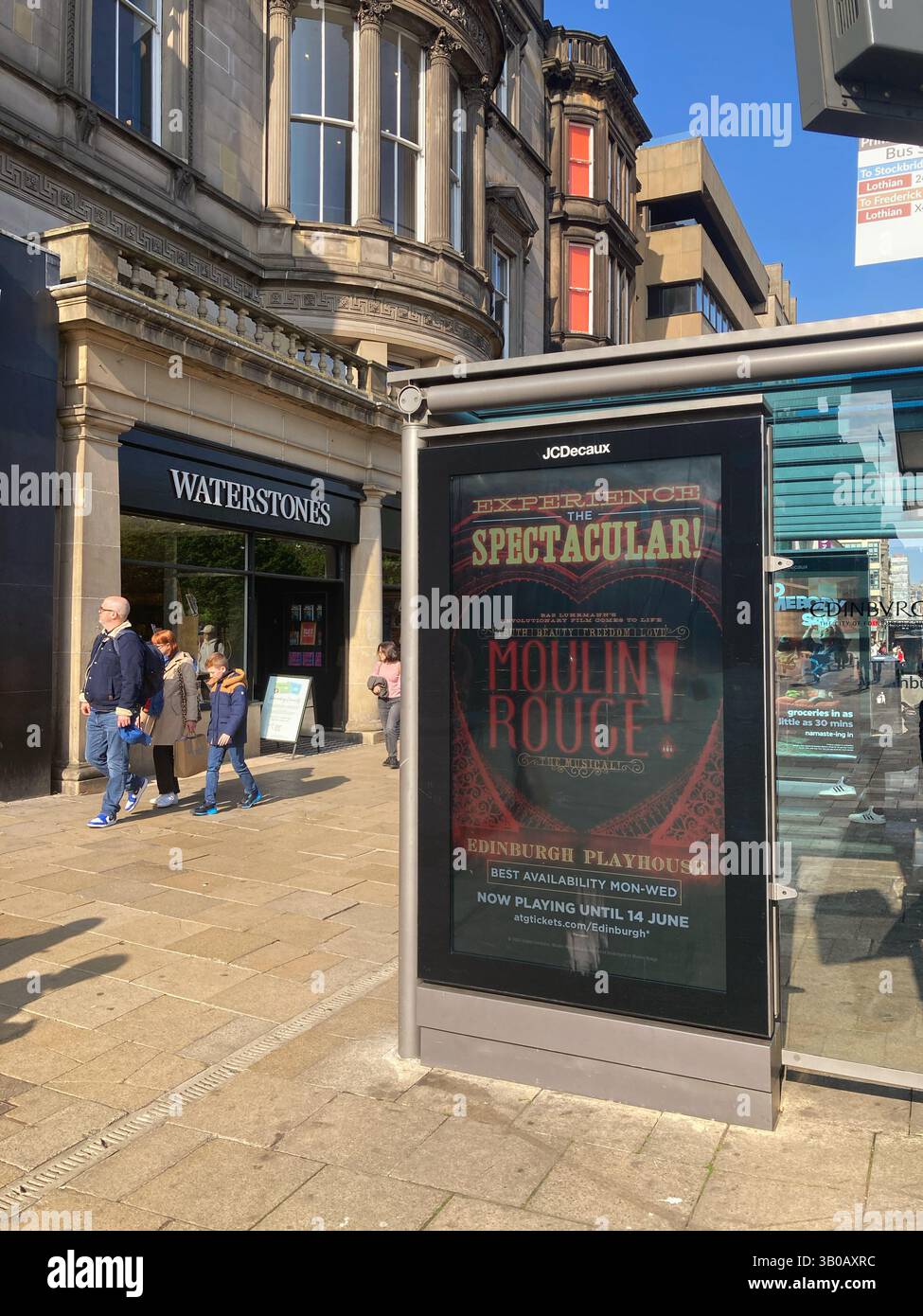 Princes Street Bus Shelter digitale Werbung für Moulin Rouge! Das Musical! Im Playhouse Theatre, Edinburgh, Schottland - Smartphone-aufgenommenes Stockfoto