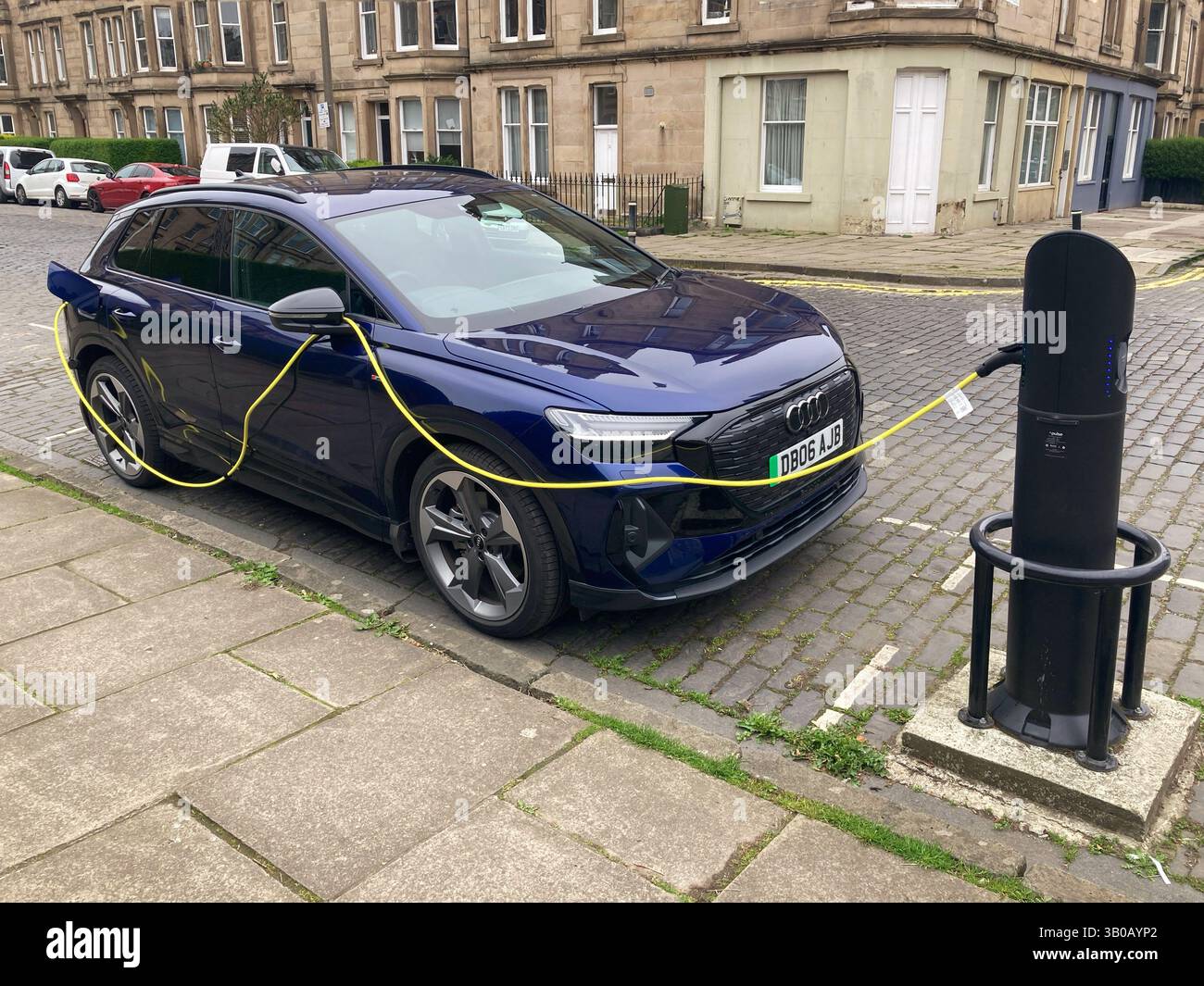 Audi Elektrofahrzeug EV-Auto-Ladestation auf der Straße - Smartphone-aufgenommenes Stockfoto