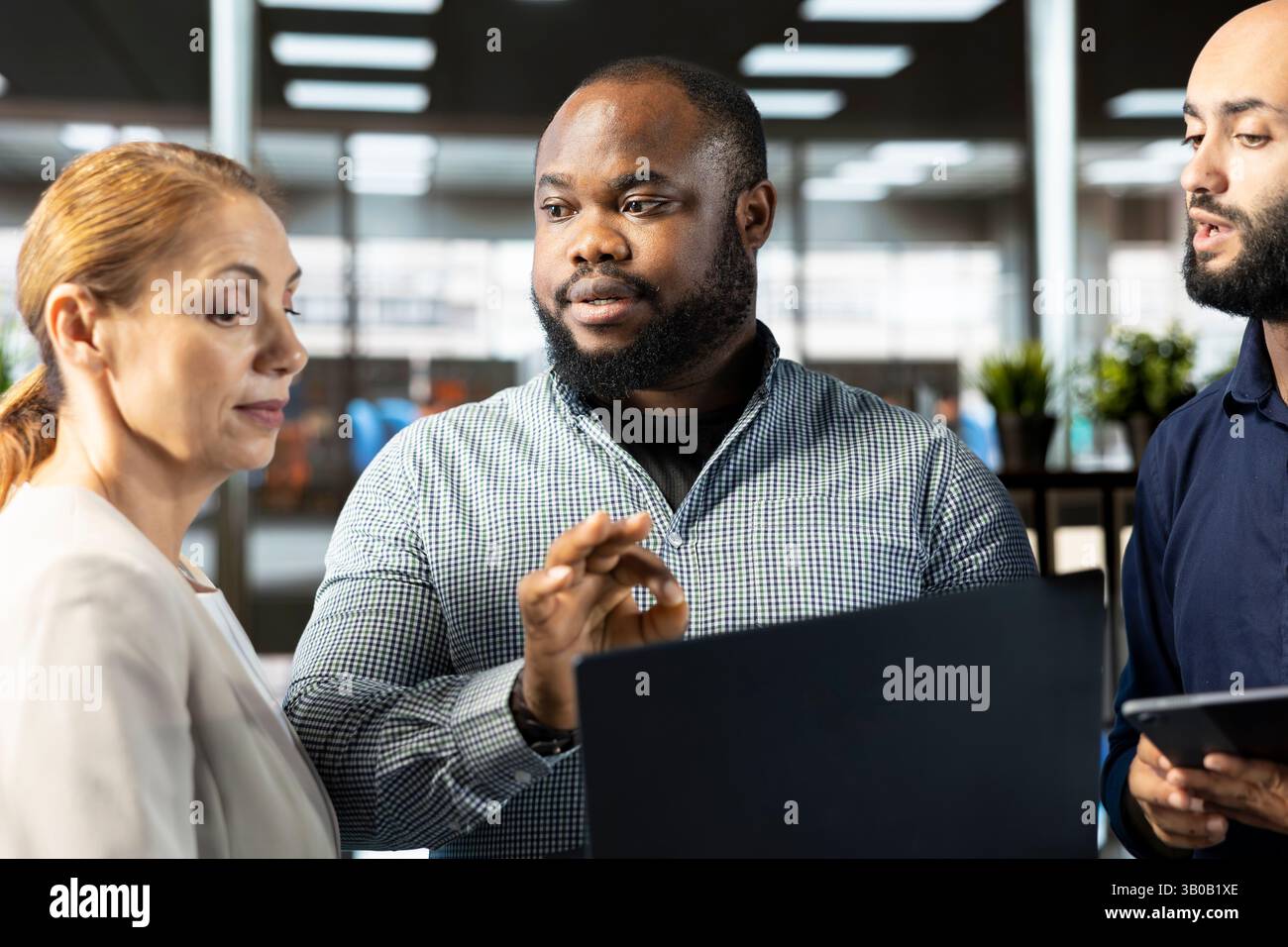 Mitarbeiter verwenden Laptop, um E-Mails zu schreiben und Aufgaben zu lösen. Buchhalter tippen im Büro auf der Notebook-Tastatur und stellen sicher, dass Dokumente den Qualitätssicherungserwartungen und -Standards entsprechen Stockfoto
