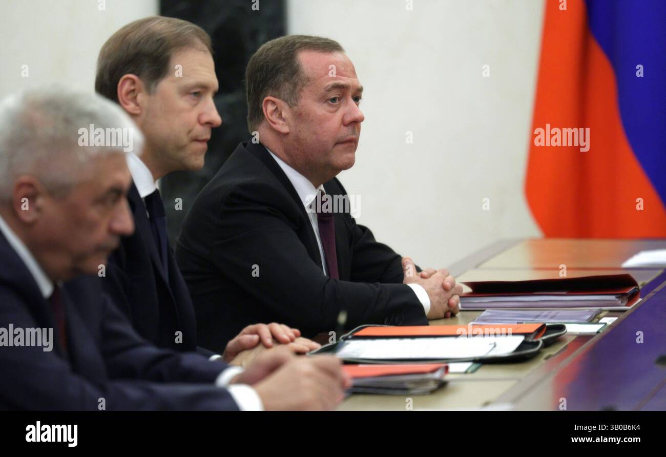 Moskau, Russland. April 2025. Der stellvertretende russische Chef des russischen Sicherheitsrates Dmitri Medwedew, rechts, zusammen mit dem ersten stellvertretenden russischen Premierminister Denis Manturow, Mitte, und Innenminister Wladimir Kolokoltsew, links, vor Beginn einer Sitzung der Militär-Industrie-Kommission unter dem Vorsitz von Präsident Wladimir Putin im Kreml am 23. April 2025 in Moskau, Russland. Quelle: Gavriil Grigorov/Kreml Pool/Alamy Live News Stockfoto