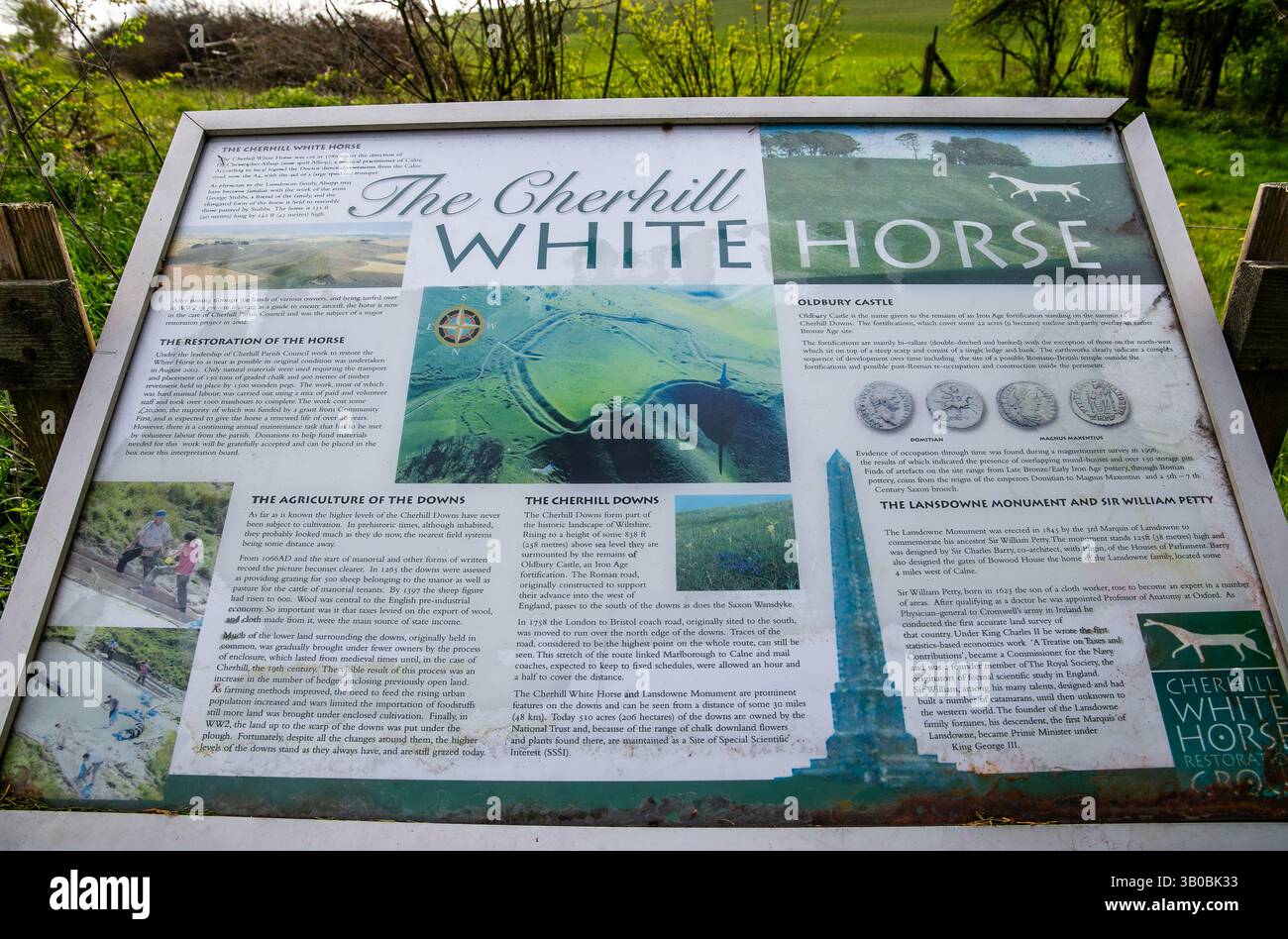 Informationstafel mit detaillierten Informationen zur Geschichte und Bedeutung des Cherhill White Horse und der umliegenden Sehenswürdigkeiten in der Landschaft von Wiltshire Stockfoto