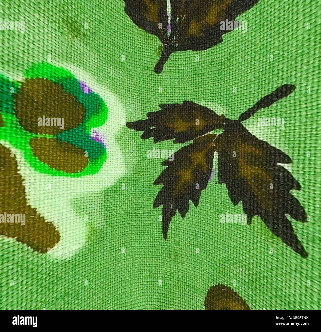 Ein lebendiges grünes Textil mit abstrakten Blattmustern, das organische Formen mit einem Farbtupfer verbindet, der Tiefe und Textur verleiht. Ein lebendiges Muster mit grünen Blättern und skurrilen Blumenmustern, hervorgehoben durch kräftige Farben und komplizierte Formen, die ein lebendiges, strukturiertes Erscheinungsbild schaffen. Klassische Kunst mit einem modernen Twist von Artotop, transformierte französische Stoffe, erste Hälfte des 19. Jahrhunderts, klassische Kunst mit einem modernen Twist von Artotop Stockfoto