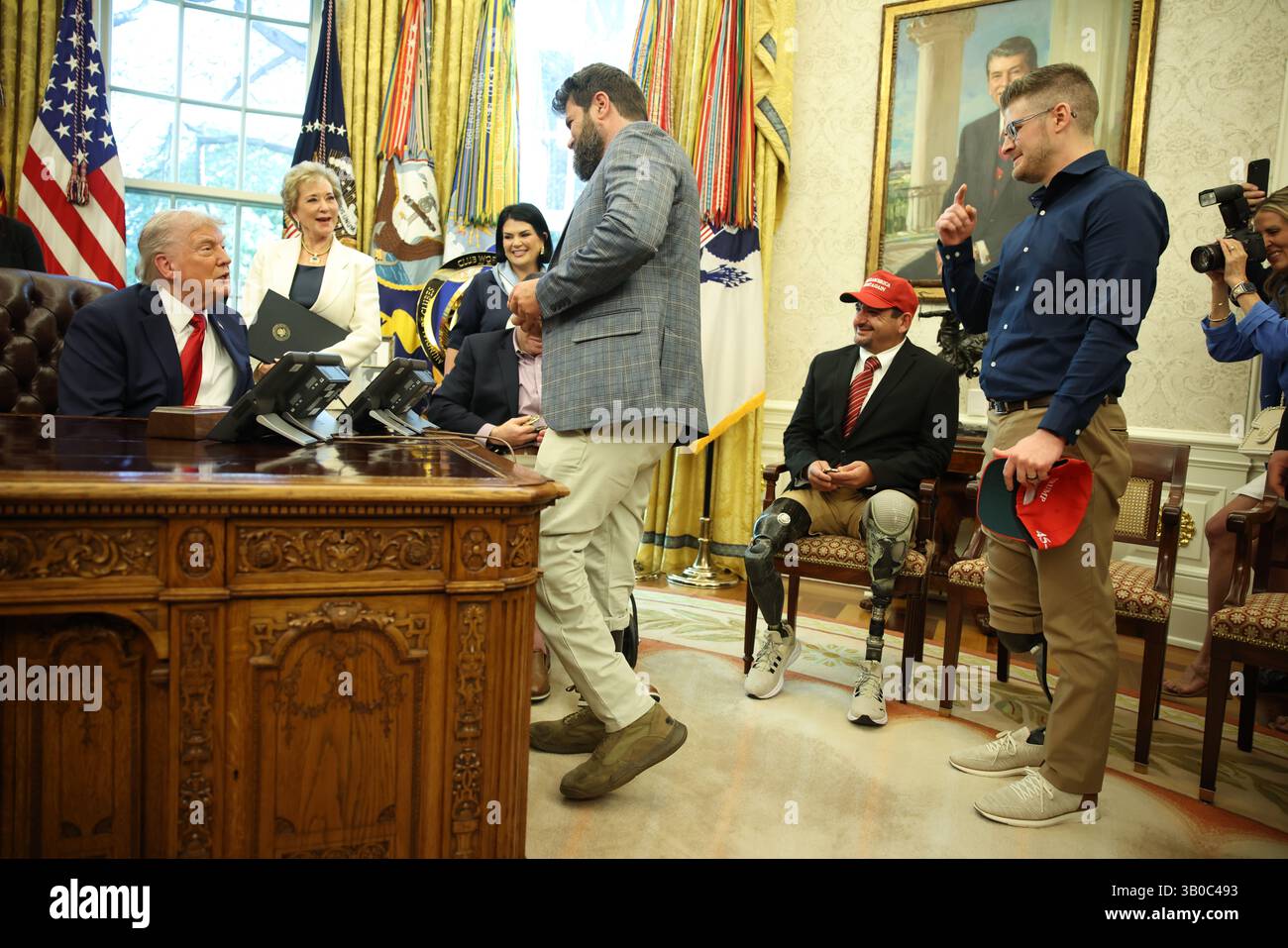 Washington, DC, USA. April 2025. Präsident Donald Trump vergibt Präsidentensiegel an verwundete Veteranen, nachdem er am 23. April 2025 im Oval Office des Weißen Hauses in Washington, DC, die heute unterzeichneten Befehle konzentrieren sich auf Bildung. (Foto: Samuel Corum/SIPA USA) Credit: SIPA USA/Alamy Live News Stockfoto