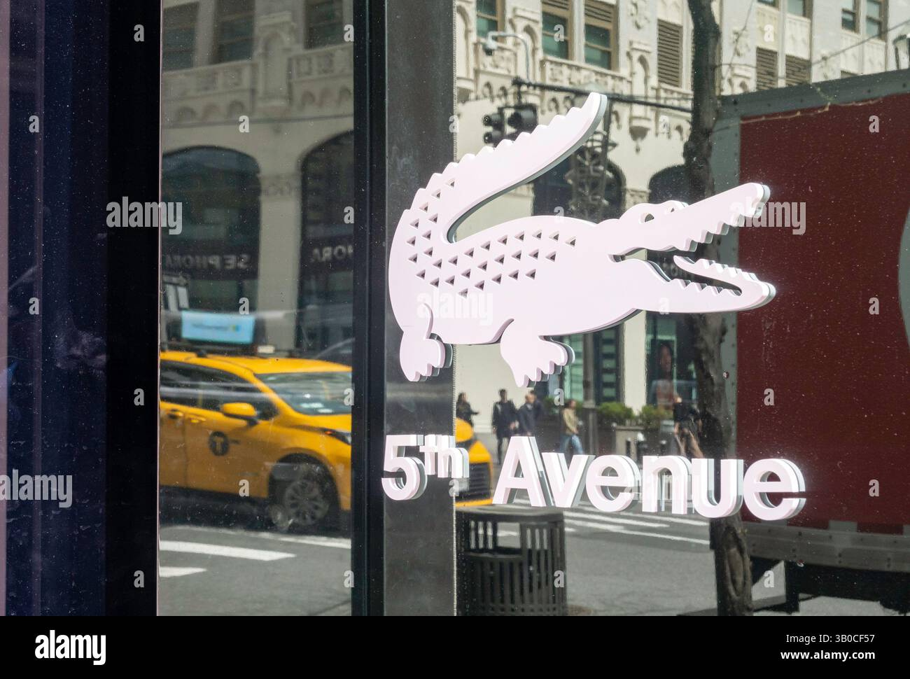 Flagship Store der Lacoste-Bekleidungslinie, 575 5th Ave., New York City, 2025, USA Stockfoto