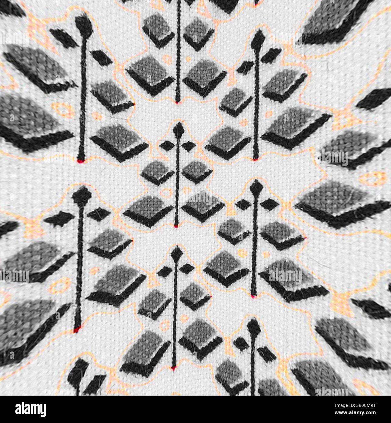 Ein markantes geometrisches Muster mit abwechselnden blattartigen Formen, unterstrichen durch kräftige Linien und subtile Details, erzeugt einen dynamischen visuellen Rhythmus. Rote Farbtupfer heben ausgewählte Elemente hervor und verleihen dem komplexen Design einen Hauch von Kontrast. Ein kreisförmiges Design mit einem sich wiederholenden Muster geometrischer Bäume mit dreieckigen Grundstücken und runden Spitzen, strukturiert angeordnet und mit dezenten gelben Akzenten akzentuiert. Klassische Kunst mit einem modernen Twist von Artotop, transformierte französische Stoffe, erste Hälfte des 19. Jahrhunderts, klassische Kunst mit einem modernen Twist von Artotop Stockfoto