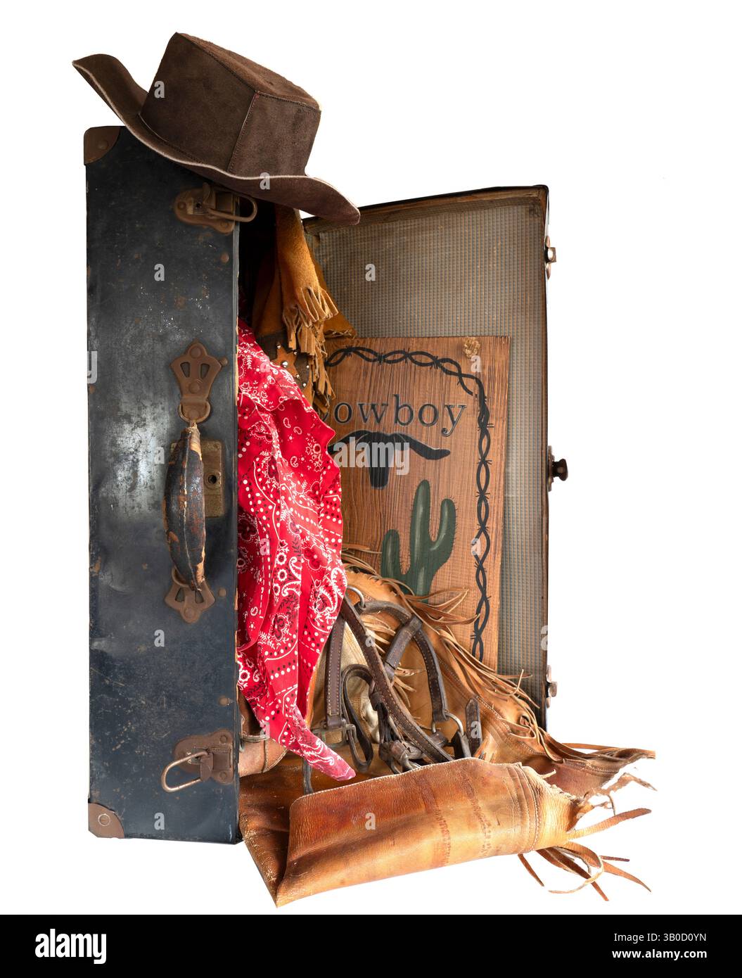 Der antike Koffer, der Griff und die Verriegelungen sind offen, während der Verschleiß der westlichen Ausrüstung herausfällt. Offener, antiker Koffer steht am Ende mit alten Cowboy-Westernkleidern. Stockfoto
