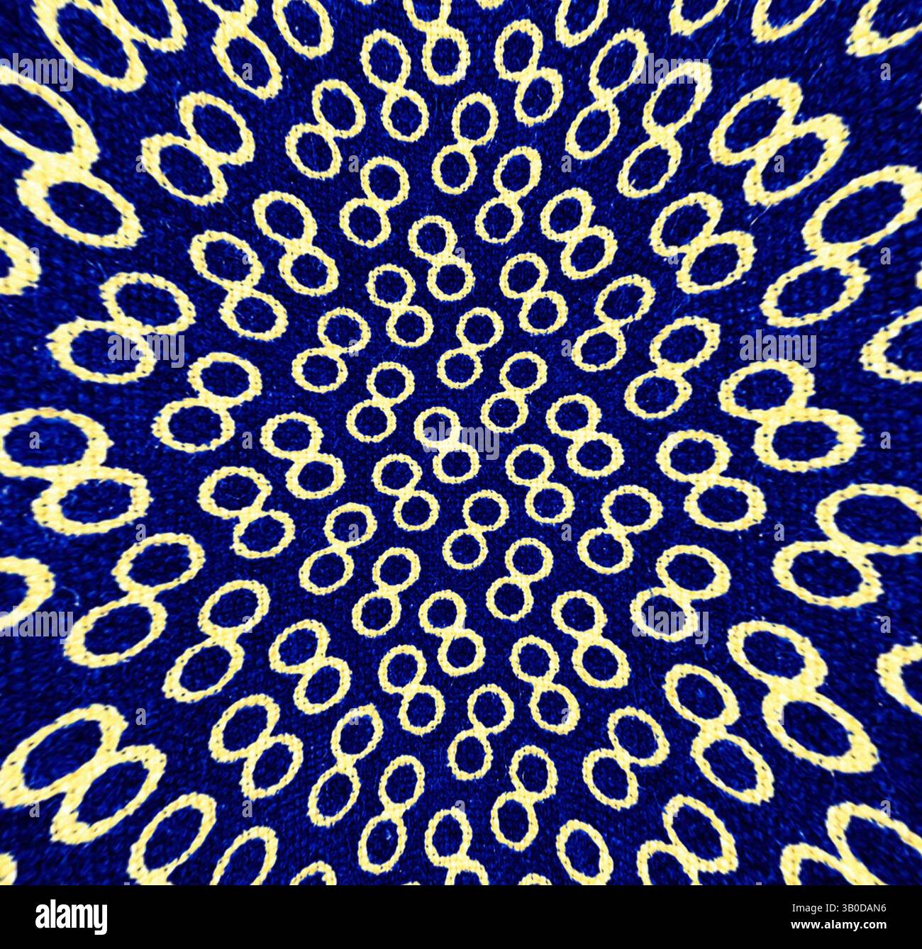 Ein lebendiges Muster mit zahlreichen miteinander verbundenen Ringen vor tiefblauem Hintergrund, das einen dynamischen visuellen Fluss erzeugt. Ein kreisförmiges Design mit einem sich wiederholenden Muster aus miteinander verbundenen Ringen auf tiefblauem Hintergrund für einen optisch eindrucksvollen und kohärenten Look. Klassische Kunst mit einem modernen Twist von Artotop, transformierte französische Stoffe, erste Hälfte des 19. Jahrhunderts, klassische Kunst mit einem modernen Twist von Artotop Stockfoto