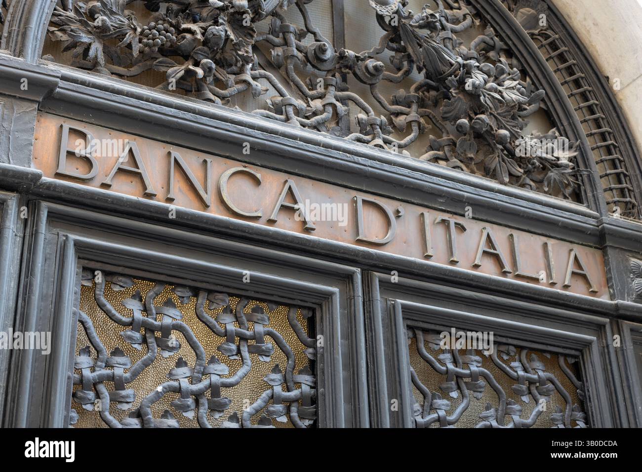 Venedig, Italien - 20. April 2025: Aus nächster Nähe das Schild Banca d Italia mit dekorativem Schmiedeeisen in Venedig Stockfoto