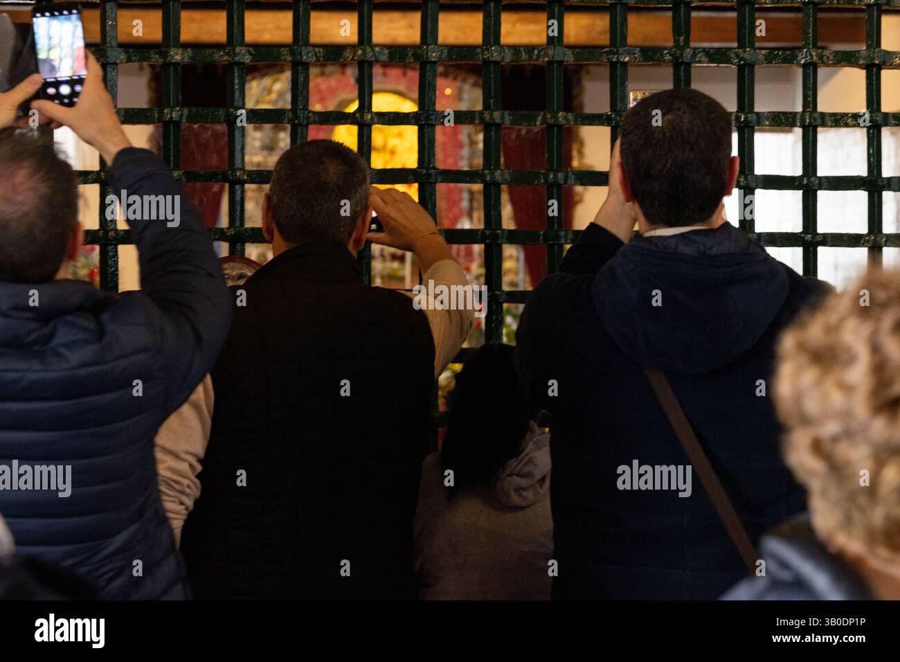 Pilger machen Fotos von Senhor Santo Cristo dos Milagres. Ponta Delgada, Insel São Miguel, Azoren Stockfoto