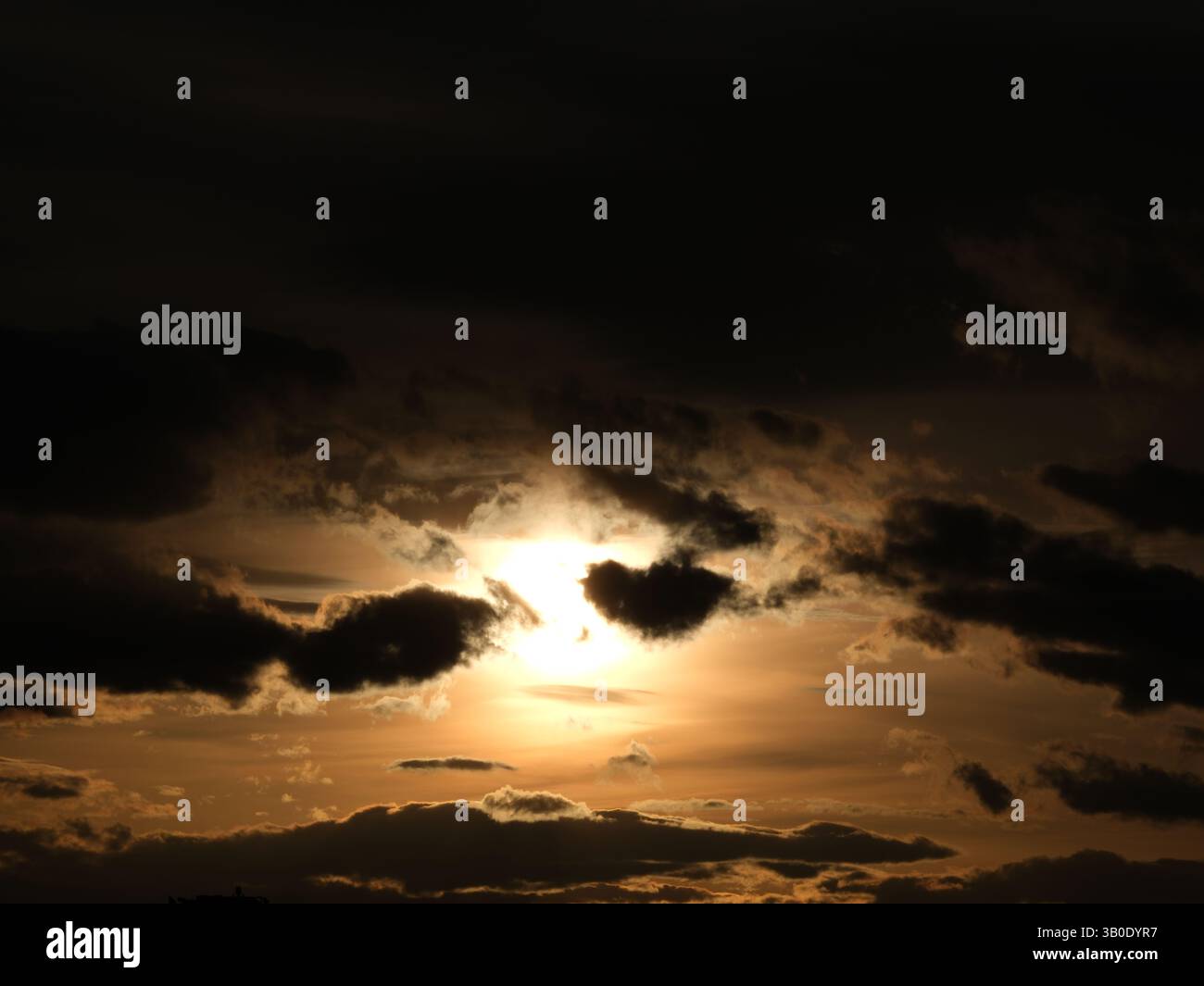 Schleier des Lichts – Ein Moody Sunset bricht durch den Sturm Stockfoto