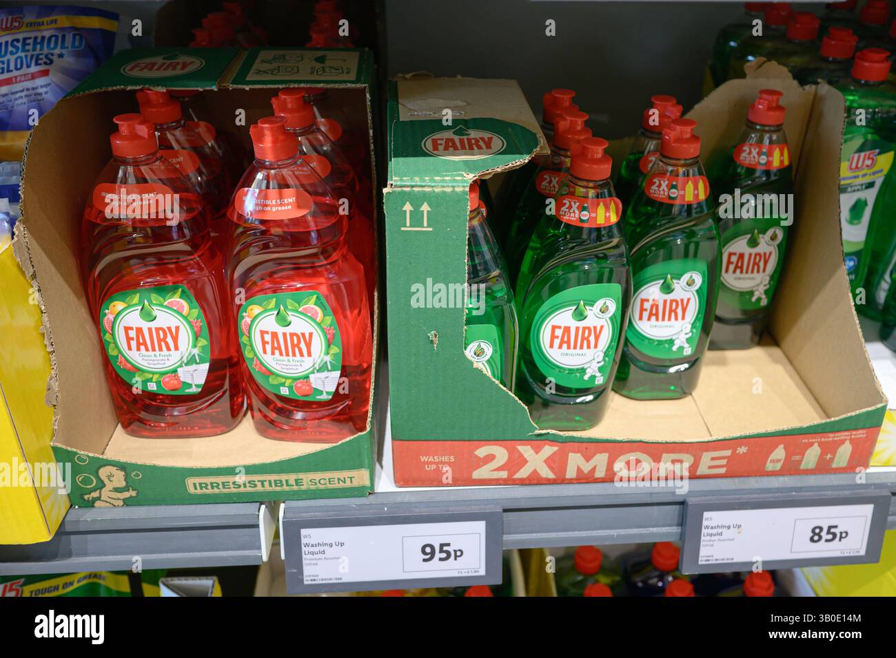 Feen-Spülmittel in einem Regal in einem Geschäft – Wales, Großbritannien – 17. April 2025 Stockfoto