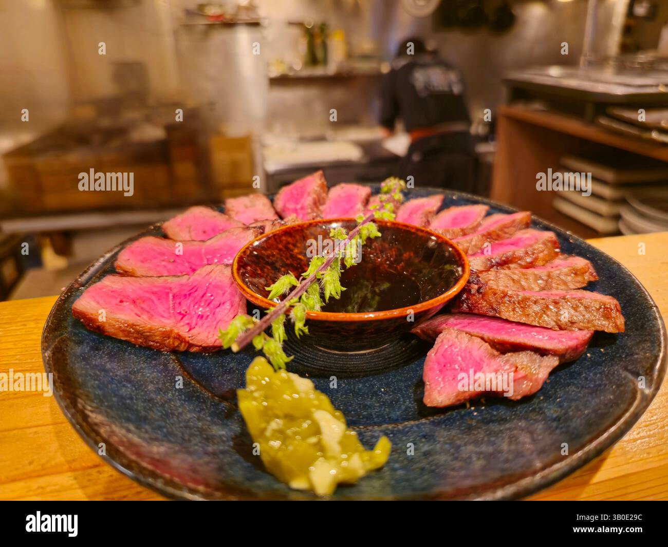 Ein Teller mit gegrilltem Wagyu-Rindfleisch, serviert im Robataya Sumidokoro Izakaya in Naha, Okinawa, Japan. Stockfoto