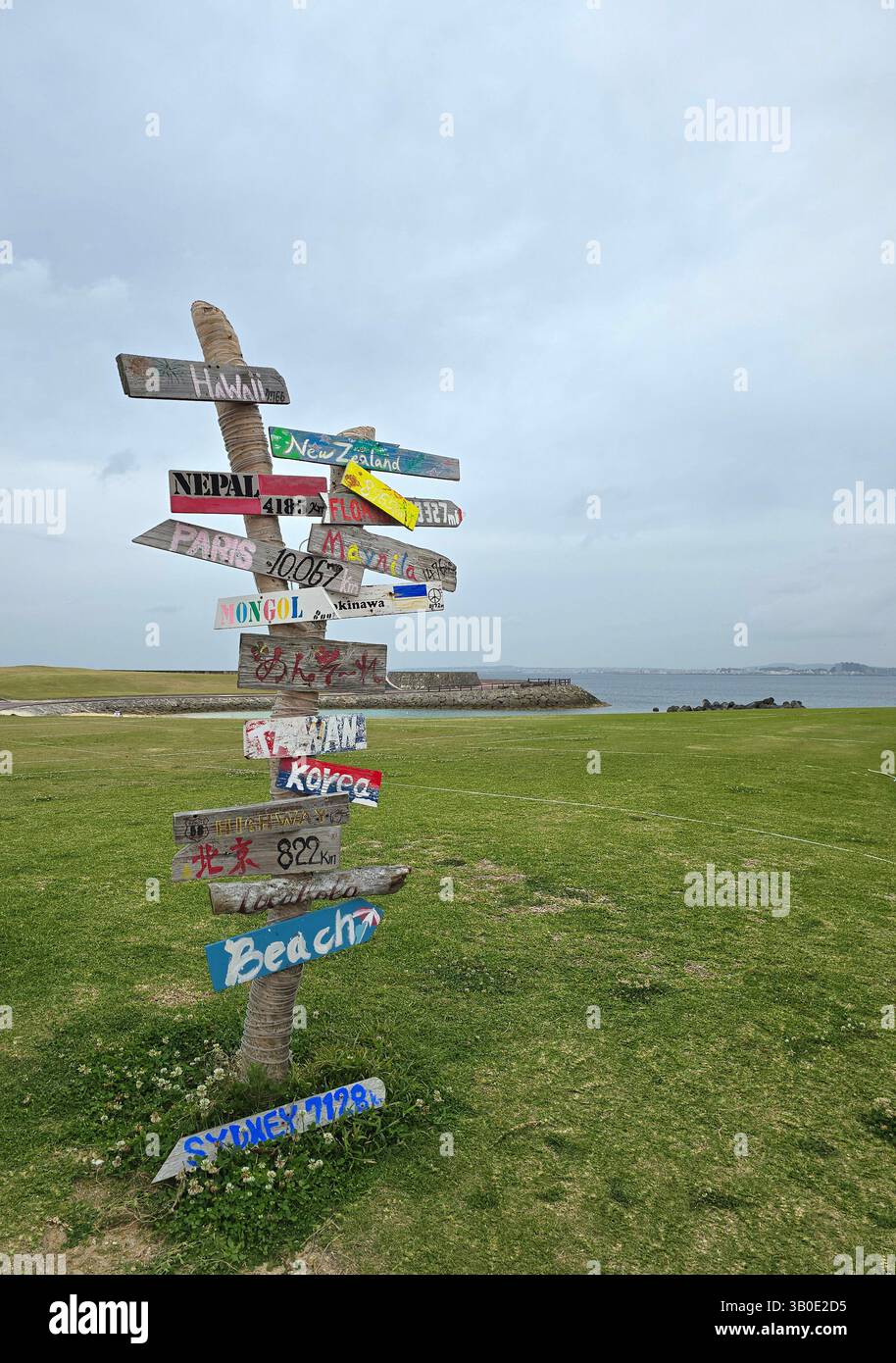Eine globale Richtung im Seaside Park in Ginowan, Okinawa, Japan. - Smartphone-aufgenommenes Stockfoto