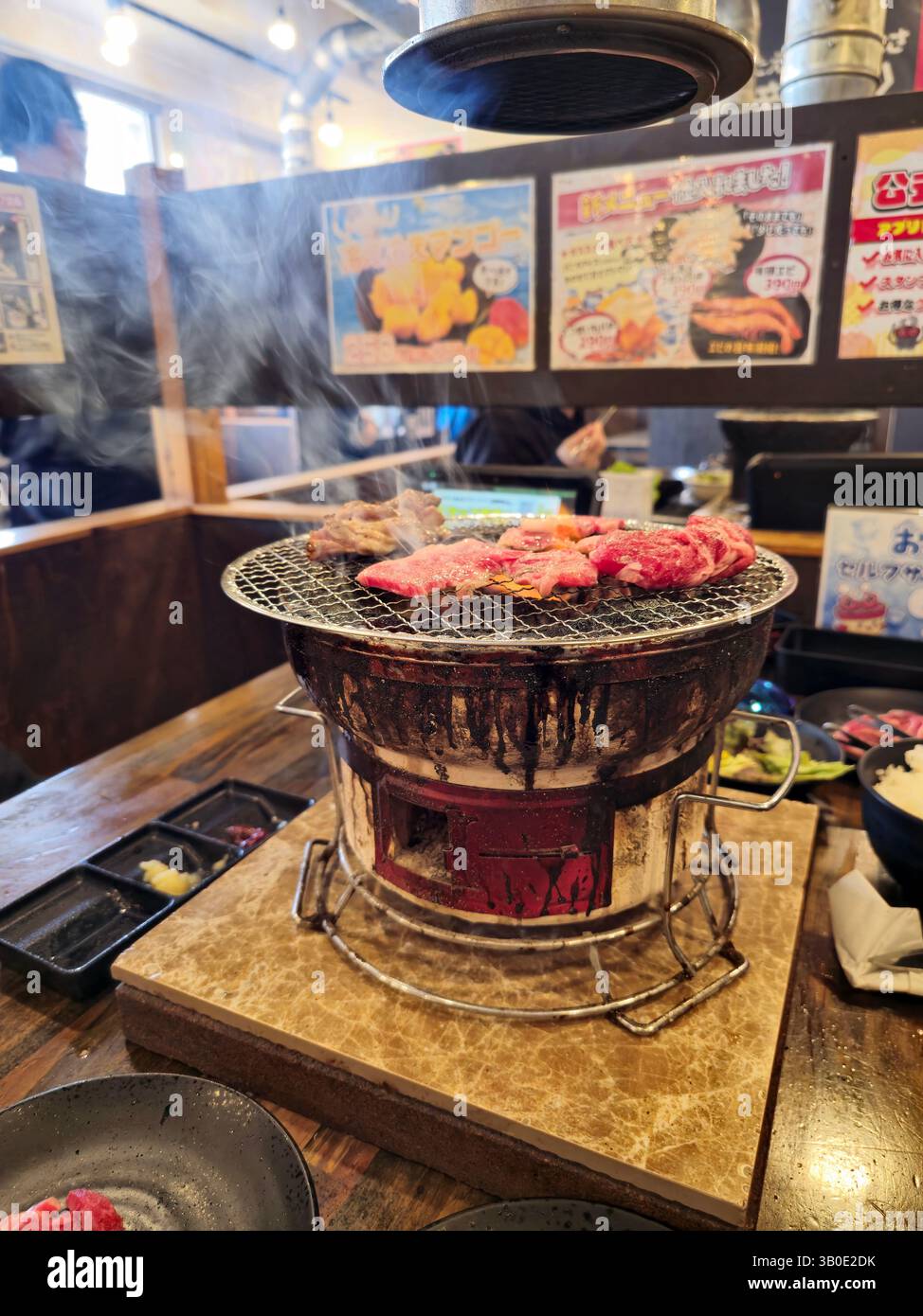 Im Yakiniku an-an Restaurant in Ginowan, Okinawa, Japan, wird japanisches Rindfleisch gegrillt. Stockfoto