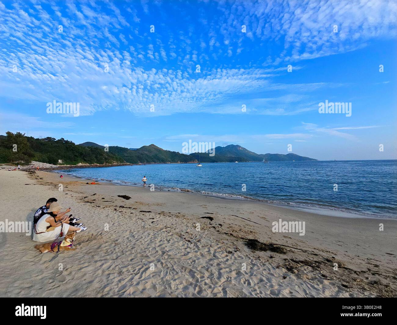 Wunderschöne Wolken über dem Power Station Beach auf Lamma Island in Hongkong. - Smartphone-aufgenommenes Stockfoto