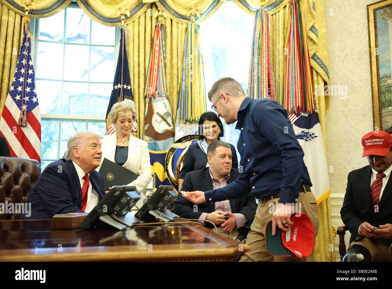US-Präsident Donald Trump vergibt Präsidentschaftssiegel an verwundete Veteranen, nachdem er am 23. April 2025 im Oval Office des Weißen Hauses in Washington, D.C. die heute unterzeichneten Befehle konzentrieren sich auf Bildung. Gutschrift: Samuel Corum/Pool über CNP *** örtlicher Titel *** 60950441 Stockfoto