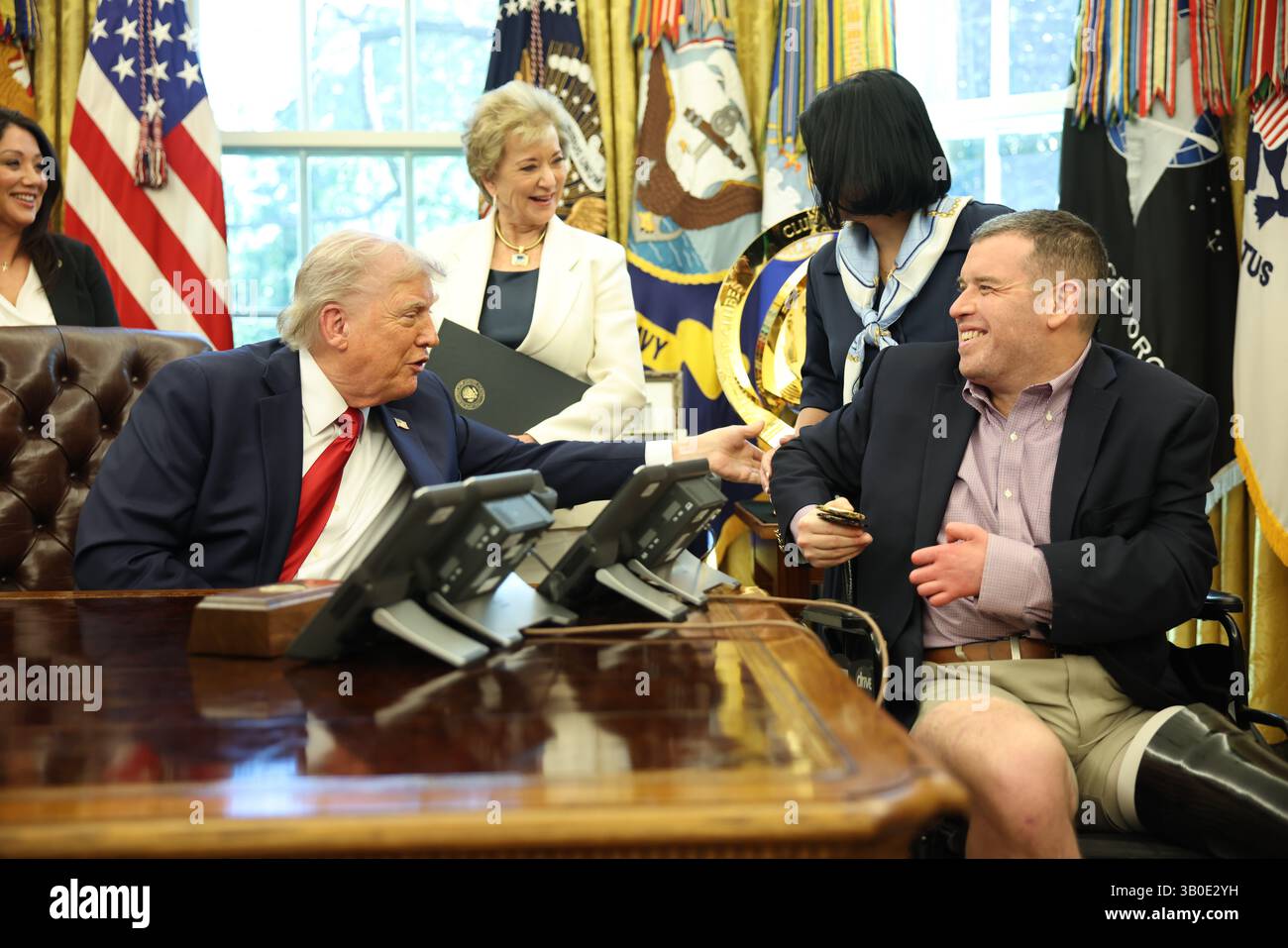 US-Präsident Donald Trump vergibt Präsidentschaftssiegel an verwundete Veteranen, nachdem er am 23. April 2025 im Oval Office des Weißen Hauses in Washington, D.C. die heute unterzeichneten Befehle konzentrieren sich auf Bildung. Gutschrift: Samuel Corum/Pool über CNP *** örtlicher Titel *** 60950449 Stockfoto