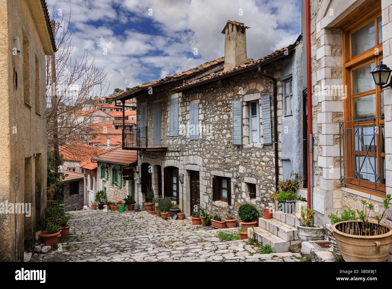 Traditionelles Dorf Dimitsana in Arcadia, Peloponnes, Griechenland an einem wunderschönen Wintertag Stockfoto